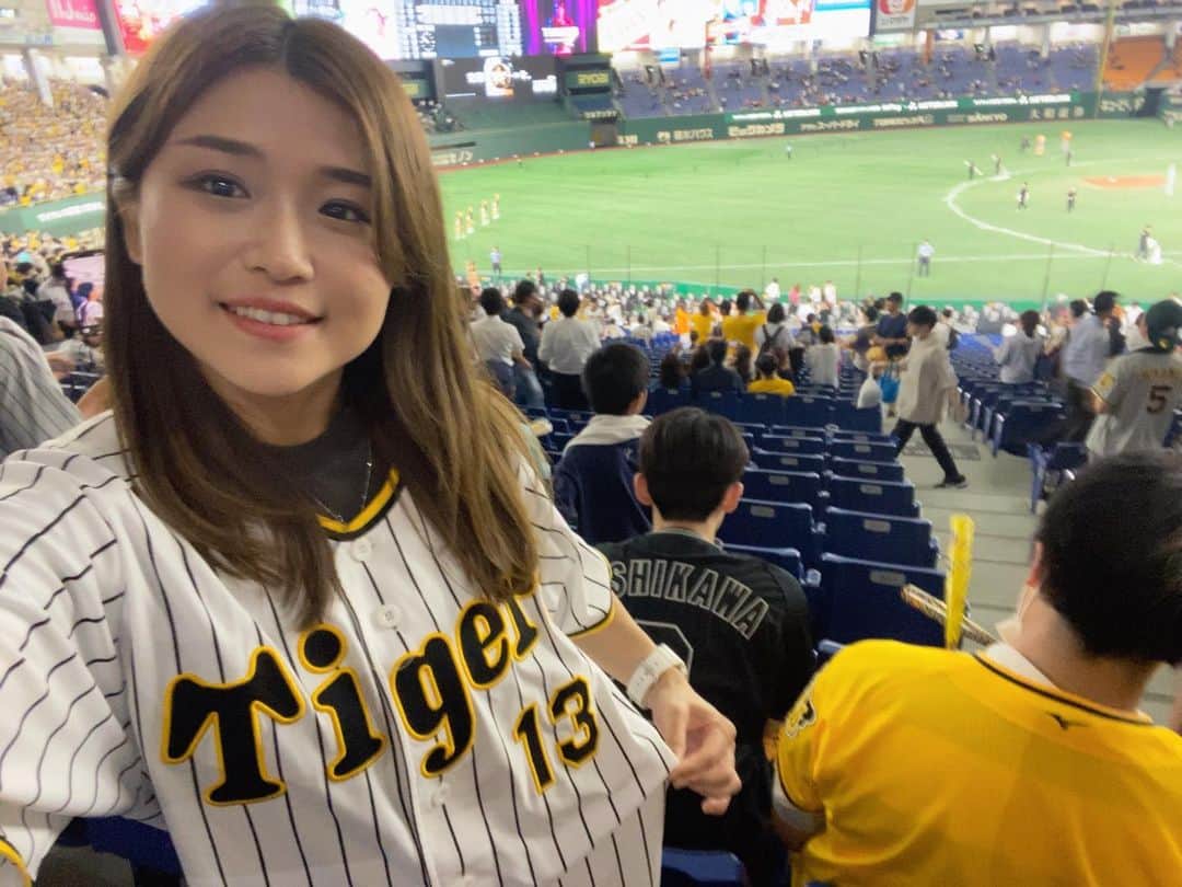 河野万里奈のインスタグラム：「東京ドームに行きました🐰🐯 怒涛の追い上げの中この日マルチ安打を放っている好打者の膝元に岩崎優投手のストレートが突き刺さったのです 人間業とは思えない 今日見たピッチングのパワーで数ヶ月歌いつづけられそうです #hanshin #岩崎優 #アイキャントライ」