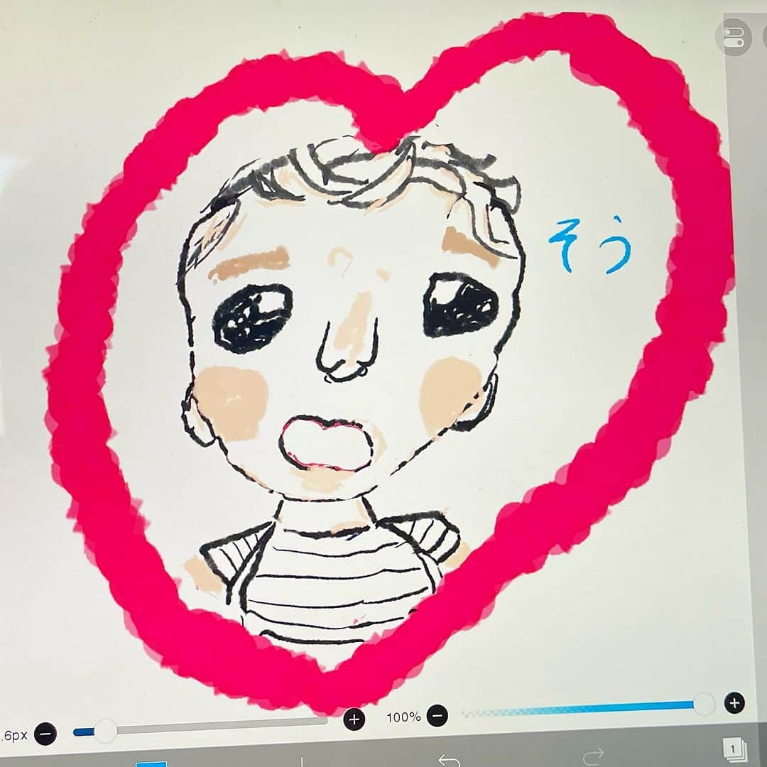 井上侑のインスタグラム：「生後4ヶ月、おかげさまで、すくすく、ムチムチ、もちもち、ぷくぷく、どんどこ大きくなっております。  様々なことが彼にとって初めての連続ですが 今日は初めて似顔絵を描いてもらいました。 by 9歳の甥っ子画伯  #baby #illustration #drawing #boy #heart #いとこ同士　#いつも仲良くしてくれてありがとう♡」