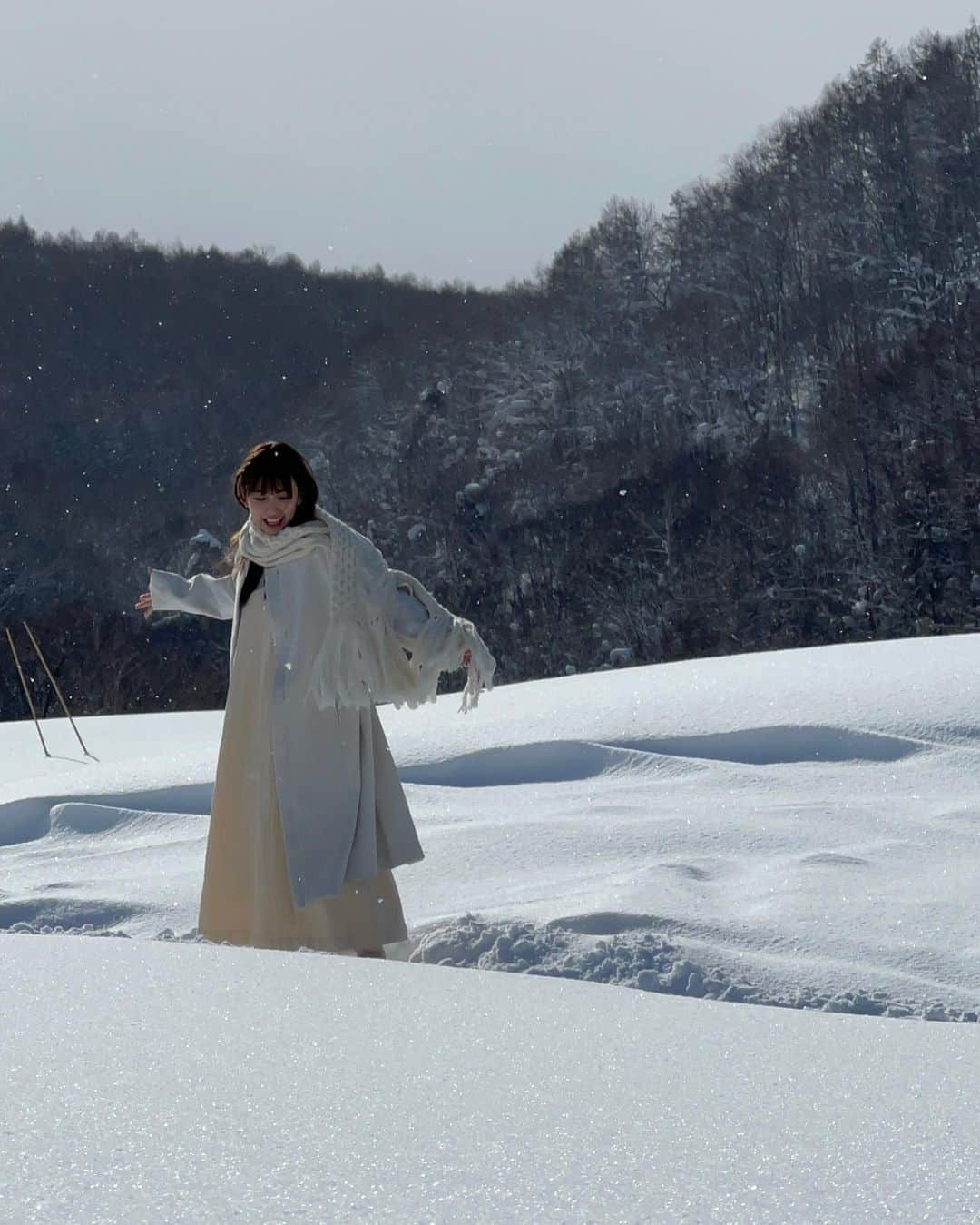 熊崎晴香のインスタグラム：「⁡ 雪の中ではしゃいでる私❄️ 雪はテンション上がるよね！！ ⁡ 発売日まであと1日！ ついに明日です🫶 ⁡ #熊崎晴香1st写真集　#表情ガール　#北海道　#雪　#Snow 　#写真集」