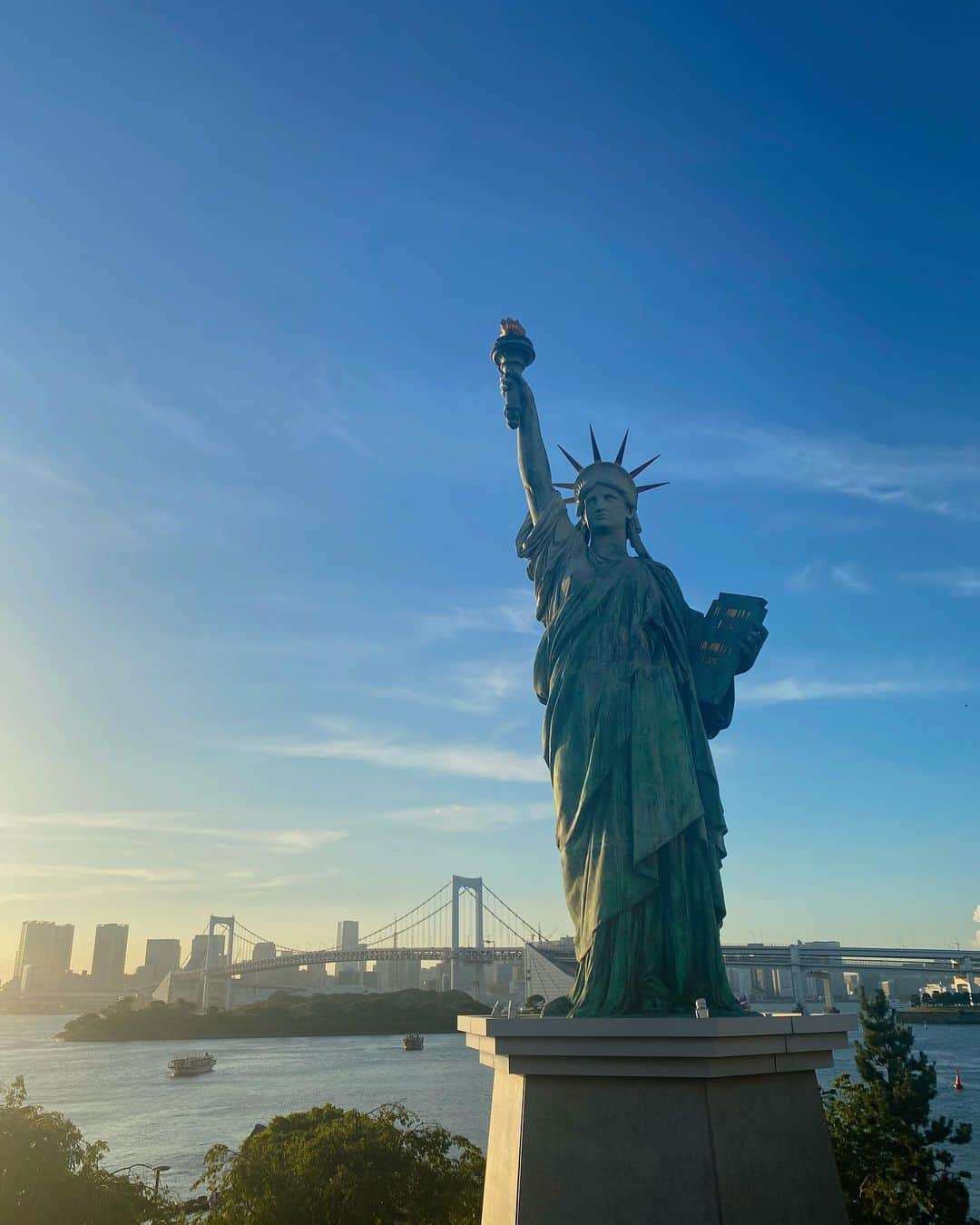 小野寺結衣さんのインスタグラム写真 - (小野寺結衣Instagram)「・ ⁡ ⁡ ⁡ 久慈ちゃんが一時帰国しているということで ランチついでに #お台場観光 ☁️🗽 ⁡ ⁡ ⁡ たまたま持ってるお揃いのワンピースで行く？と 一瞬迷ったけど冷静になってやめました。笑 ⁡ ⁡ そしたら真っ黒🖤真っ白🤍の服で 対照的だった私たち😂 ⁡ ⁡ ⁡ ⁡ ⁡ 初めて自由の女神を間近で見て大興奮したり 真夏のお台場を満喫してきましたよー👒 ⁡ ⁡ ⁡ ⁡ ⁡ #お台場 #観光 #自由の女神  #ラフくん と🐶 #レインボーブリッジ 🌉 #酒主先輩がシネマティックモードで撮ってくれました📹 #久慈暁子 #小野寺結衣 #蝉の鳴き声すごい😂 #夏の思い出」8月8日 22時54分 - yui_onodera0831