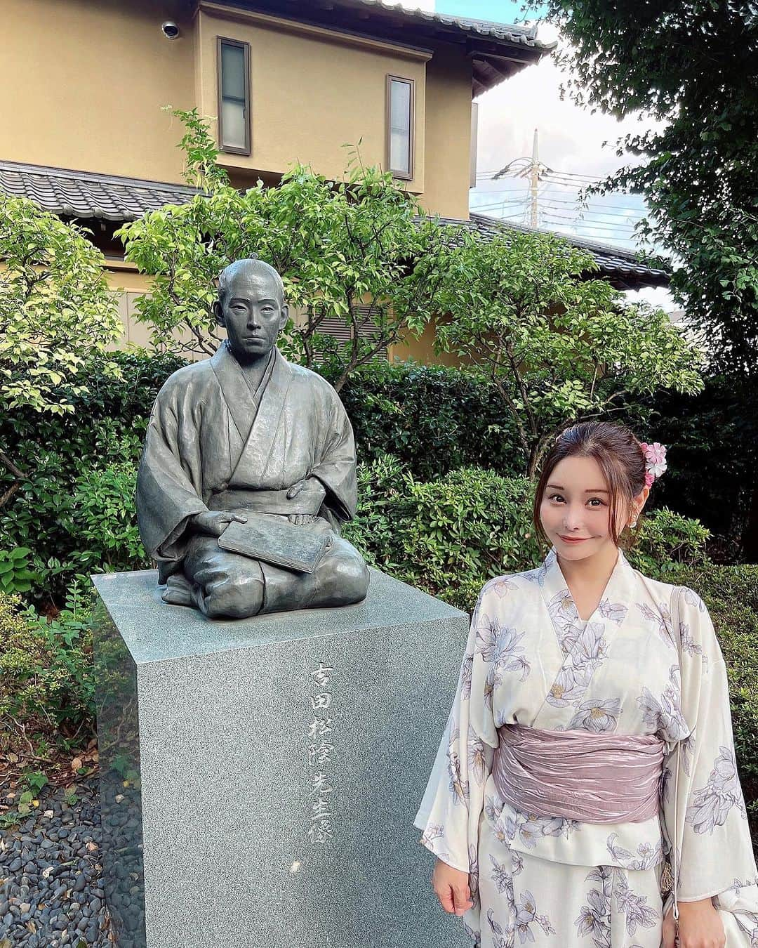 利咲のインスタグラム：「せたがやふるさと区民祭りへ！ 松陰神社と若林公園、国士舘大学の一部にて行われました。  私も久々に浴衣を着て訪れました👘  黒い鳥居がかっこいい松陰神社。 世田谷区役所の最寄駅でもある松陰神社について少しご説明。 松陰神社は幕末の教育者であり思想家の吉田松陰先生をお祀りしています。 勉学好きであった吉田松陰は、日本では学べない学問を外国で学びたいという夢を抱き、当時、鎖国時代で禁制だった海外渡航をしようとしましたがあえなく失敗し囚われの身となり、2度目の投獄で釈放されずに30歳の若さで処刑されました。 その4年後の文久3年、門下生であった高杉晋作、伊藤博文、山県有朋などによってこの世田谷若林の地に改葬されました。 吉田松陰は父を継いで松下村塾という学校を開き、後の明治維新の原動力となり、明治新政府で活躍した多くの逸材を育てました。 この学校は学校に行けない人々のためでもあり、机上の学問だけでなく助け合いの精神などを教えて長所を伸ばす教育姿勢で大変親しまれました。（松下村塾は現在、山口県萩市の松陰神社内に現存しており、そのレプリカがここに建てられています。）  学問を学びたいという理由で処刑されてしまったということのなんと悲しいことか。 現在でも全ての方に教育を開くべき、そして長所を伸ばす教育であって欲しい思っておりますが、一歩ずつ現代の維新となれるように前に進んでいきたい所存です。  区民祭りはそんな歴史のある松陰神社と、お隣の若林公園で広く開かれていて多くの方が集っておりました。 日本全国様々なところからご当地の特産品が出店であったり、もちろんせたがや土産なども✨ ふたこビールというものを見つけてしまいました🍺（お隣のかき氷わたあめが長蛇の列でした！） 行政コーナーなど区民の皆様への皆様へ向けた情報発信エリアや、イベントステージもあったりと本格的なお祭りでした！ 開催ありがとうございました☺  #若林りさ #日本維新の会 #世田谷区  #世田谷区議会 #世田谷区議会議員 #新人議員 #世田谷イベント  #せたがや #世田谷区 #世田谷 #setagaya #setagayaku #setagayaevent  #せたがやふるさと区民祭り #松陰神社 #松陰神社前 #吉田松陰 #世田谷区若林  #若林公園 #国士舘大学  #行政コーナー #松下村塾  #松下村塾レプリカ  #吉田松陰先生  #吉田松陰先生銅像  #明治維新 #夏祭り #浴衣  #浴衣女子 #GRL #GRL浴衣」