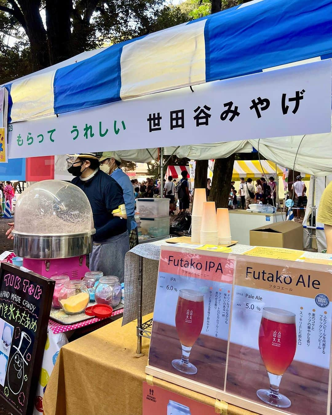 利咲さんのインスタグラム写真 - (利咲Instagram)「せたがやふるさと区民祭りへ！ 松陰神社と若林公園、国士舘大学の一部にて行われました。  私も久々に浴衣を着て訪れました👘  黒い鳥居がかっこいい松陰神社。 世田谷区役所の最寄駅でもある松陰神社について少しご説明。 松陰神社は幕末の教育者であり思想家の吉田松陰先生をお祀りしています。 勉学好きであった吉田松陰は、日本では学べない学問を外国で学びたいという夢を抱き、当時、鎖国時代で禁制だった海外渡航をしようとしましたがあえなく失敗し囚われの身となり、2度目の投獄で釈放されずに30歳の若さで処刑されました。 その4年後の文久3年、門下生であった高杉晋作、伊藤博文、山県有朋などによってこの世田谷若林の地に改葬されました。 吉田松陰は父を継いで松下村塾という学校を開き、後の明治維新の原動力となり、明治新政府で活躍した多くの逸材を育てました。 この学校は学校に行けない人々のためでもあり、机上の学問だけでなく助け合いの精神などを教えて長所を伸ばす教育姿勢で大変親しまれました。（松下村塾は現在、山口県萩市の松陰神社内に現存しており、そのレプリカがここに建てられています。）  学問を学びたいという理由で処刑されてしまったということのなんと悲しいことか。 現在でも全ての方に教育を開くべき、そして長所を伸ばす教育であって欲しい思っておりますが、一歩ずつ現代の維新となれるように前に進んでいきたい所存です。  区民祭りはそんな歴史のある松陰神社と、お隣の若林公園で広く開かれていて多くの方が集っておりました。 日本全国様々なところからご当地の特産品が出店であったり、もちろんせたがや土産なども✨ ふたこビールというものを見つけてしまいました🍺（お隣のかき氷わたあめが長蛇の列でした！） 行政コーナーなど区民の皆様への皆様へ向けた情報発信エリアや、イベントステージもあったりと本格的なお祭りでした！ 開催ありがとうございました☺  #若林りさ #日本維新の会 #世田谷区  #世田谷区議会 #世田谷区議会議員 #新人議員 #世田谷イベント  #せたがや #世田谷区 #世田谷 #setagaya #setagayaku #setagayaevent  #せたがやふるさと区民祭り #松陰神社 #松陰神社前 #吉田松陰 #世田谷区若林  #若林公園 #国士舘大学  #行政コーナー #松下村塾  #松下村塾レプリカ  #吉田松陰先生  #吉田松陰先生銅像  #明治維新 #夏祭り #浴衣  #浴衣女子 #GRL #GRL浴衣」8月8日 22時49分 - himeringo908