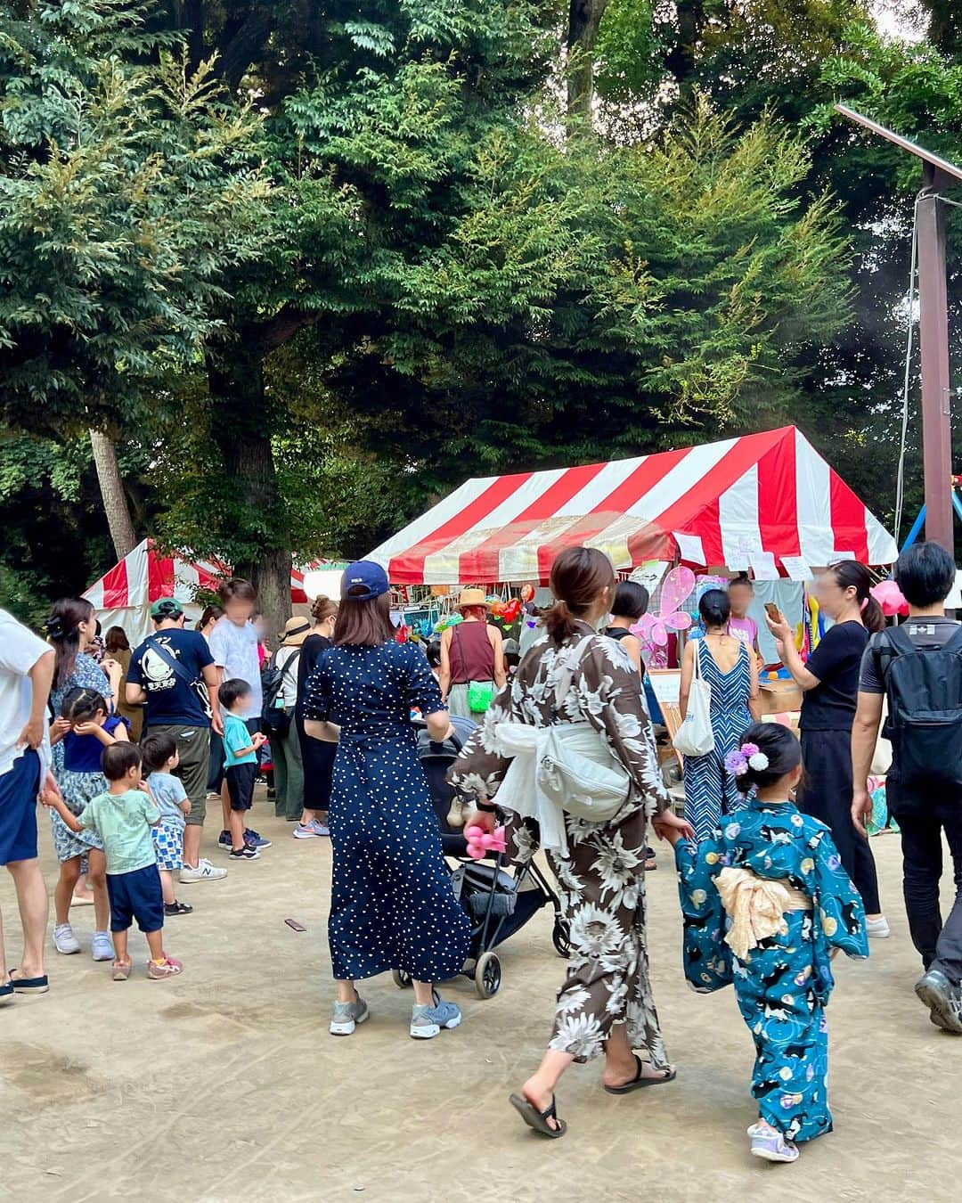 利咲さんのインスタグラム写真 - (利咲Instagram)「せたがやふるさと区民祭りへ！ 松陰神社と若林公園、国士舘大学の一部にて行われました。  私も久々に浴衣を着て訪れました👘  黒い鳥居がかっこいい松陰神社。 世田谷区役所の最寄駅でもある松陰神社について少しご説明。 松陰神社は幕末の教育者であり思想家の吉田松陰先生をお祀りしています。 勉学好きであった吉田松陰は、日本では学べない学問を外国で学びたいという夢を抱き、当時、鎖国時代で禁制だった海外渡航をしようとしましたがあえなく失敗し囚われの身となり、2度目の投獄で釈放されずに30歳の若さで処刑されました。 その4年後の文久3年、門下生であった高杉晋作、伊藤博文、山県有朋などによってこの世田谷若林の地に改葬されました。 吉田松陰は父を継いで松下村塾という学校を開き、後の明治維新の原動力となり、明治新政府で活躍した多くの逸材を育てました。 この学校は学校に行けない人々のためでもあり、机上の学問だけでなく助け合いの精神などを教えて長所を伸ばす教育姿勢で大変親しまれました。（松下村塾は現在、山口県萩市の松陰神社内に現存しており、そのレプリカがここに建てられています。）  学問を学びたいという理由で処刑されてしまったということのなんと悲しいことか。 現在でも全ての方に教育を開くべき、そして長所を伸ばす教育であって欲しい思っておりますが、一歩ずつ現代の維新となれるように前に進んでいきたい所存です。  区民祭りはそんな歴史のある松陰神社と、お隣の若林公園で広く開かれていて多くの方が集っておりました。 日本全国様々なところからご当地の特産品が出店であったり、もちろんせたがや土産なども✨ ふたこビールというものを見つけてしまいました🍺（お隣のかき氷わたあめが長蛇の列でした！） 行政コーナーなど区民の皆様への皆様へ向けた情報発信エリアや、イベントステージもあったりと本格的なお祭りでした！ 開催ありがとうございました☺  #若林りさ #日本維新の会 #世田谷区  #世田谷区議会 #世田谷区議会議員 #新人議員 #世田谷イベント  #せたがや #世田谷区 #世田谷 #setagaya #setagayaku #setagayaevent  #せたがやふるさと区民祭り #松陰神社 #松陰神社前 #吉田松陰 #世田谷区若林  #若林公園 #国士舘大学  #行政コーナー #松下村塾  #松下村塾レプリカ  #吉田松陰先生  #吉田松陰先生銅像  #明治維新 #夏祭り #浴衣  #浴衣女子 #GRL #GRL浴衣」8月8日 22時49分 - himeringo908