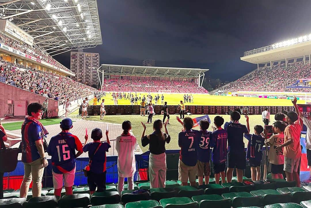 石川直宏さんのインスタグラム写真 - (石川直宏Instagram)「『8月6日』  ・サッカー(スポーツ)を通じて様々なことに関心を持つ。 ・戦争の悲惨さや平和の大切さについて意欲的に学ぶ。 ・ピースメッセンジャージュニアとして学んだことや感じた　　ことを多くの人に伝える。  戦争や平和について学びを深め、その成果や平和への想いを広く市民へ発信する【ちょうふピースメッセンジャージュニア】と、大阪・広島の1泊2日を共にしました🤝  広島に原爆が投下された8:15 に調布市役所で黙祷。  電車を乗り継ぎ新幹線で大阪へ。  ピース大阪国際平和センターでセレッソ大阪の皆さんと合流し平和学習。  スタジアムに移動し試合観戦⚽️  終了後ホテルに宿泊し、翌朝広島へ移動。  平和記念公園へ向かい、ガイドさんの案内の元、現地に身を置き体感しながらの平和学習。  ピースメッセンジャージュニアのメンバーがそれぞれの感度で受け取った想いを、今後の事後学習や発表でどの様に表現してくれるか楽しみです✨  #8月6日 #原爆の日 #ちょうふピースメッセンジャージュニア #Chofu #調布 #平和事業 #jleague #Jリーグ #セレッソ大阪 戦 #勝矢寿延 アンバサダー #fctokyo #FC東京 #Tokyo #東京 #東京が熱狂 #渋谷不動産エージェント  #FC東京ファミリー #fctokyoclubcommunicator  #FC東京クラブコミュニケーター #NaohiroIshikawa #石川直宏」8月8日 22時50分 - sgss.18