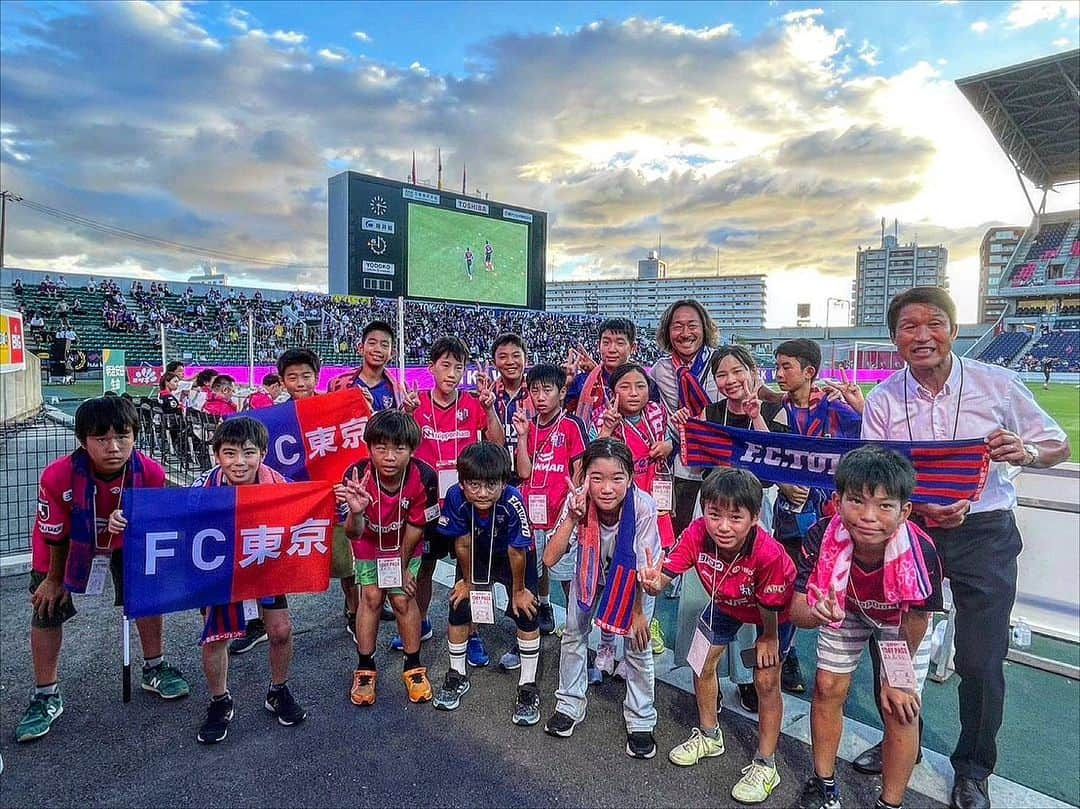 石川直宏さんのインスタグラム写真 - (石川直宏Instagram)「『8月6日』  ・サッカー(スポーツ)を通じて様々なことに関心を持つ。 ・戦争の悲惨さや平和の大切さについて意欲的に学ぶ。 ・ピースメッセンジャージュニアとして学んだことや感じた　　ことを多くの人に伝える。  戦争や平和について学びを深め、その成果や平和への想いを広く市民へ発信する【ちょうふピースメッセンジャージュニア】と、大阪・広島の1泊2日を共にしました🤝  広島に原爆が投下された8:15 に調布市役所で黙祷。  電車を乗り継ぎ新幹線で大阪へ。  ピース大阪国際平和センターでセレッソ大阪の皆さんと合流し平和学習。  スタジアムに移動し試合観戦⚽️  終了後ホテルに宿泊し、翌朝広島へ移動。  平和記念公園へ向かい、ガイドさんの案内の元、現地に身を置き体感しながらの平和学習。  ピースメッセンジャージュニアのメンバーがそれぞれの感度で受け取った想いを、今後の事後学習や発表でどの様に表現してくれるか楽しみです✨  #8月6日 #原爆の日 #ちょうふピースメッセンジャージュニア #Chofu #調布 #平和事業 #jleague #Jリーグ #セレッソ大阪 戦 #勝矢寿延 アンバサダー #fctokyo #FC東京 #Tokyo #東京 #東京が熱狂 #渋谷不動産エージェント  #FC東京ファミリー #fctokyoclubcommunicator  #FC東京クラブコミュニケーター #NaohiroIshikawa #石川直宏」8月8日 22時50分 - sgss.18