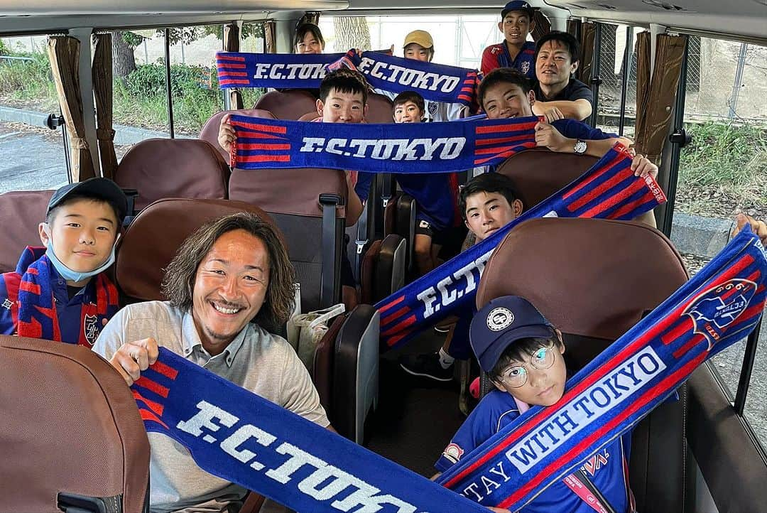 石川直宏さんのインスタグラム写真 - (石川直宏Instagram)「『8月6日』  ・サッカー(スポーツ)を通じて様々なことに関心を持つ。 ・戦争の悲惨さや平和の大切さについて意欲的に学ぶ。 ・ピースメッセンジャージュニアとして学んだことや感じた　　ことを多くの人に伝える。  戦争や平和について学びを深め、その成果や平和への想いを広く市民へ発信する【ちょうふピースメッセンジャージュニア】と、大阪・広島の1泊2日を共にしました🤝  広島に原爆が投下された8:15 に調布市役所で黙祷。  電車を乗り継ぎ新幹線で大阪へ。  ピース大阪国際平和センターでセレッソ大阪の皆さんと合流し平和学習。  スタジアムに移動し試合観戦⚽️  終了後ホテルに宿泊し、翌朝広島へ移動。  平和記念公園へ向かい、ガイドさんの案内の元、現地に身を置き体感しながらの平和学習。  ピースメッセンジャージュニアのメンバーがそれぞれの感度で受け取った想いを、今後の事後学習や発表でどの様に表現してくれるか楽しみです✨  #8月6日 #原爆の日 #ちょうふピースメッセンジャージュニア #Chofu #調布 #平和事業 #jleague #Jリーグ #セレッソ大阪 戦 #勝矢寿延 アンバサダー #fctokyo #FC東京 #Tokyo #東京 #東京が熱狂 #渋谷不動産エージェント  #FC東京ファミリー #fctokyoclubcommunicator  #FC東京クラブコミュニケーター #NaohiroIshikawa #石川直宏」8月8日 22時50分 - sgss.18