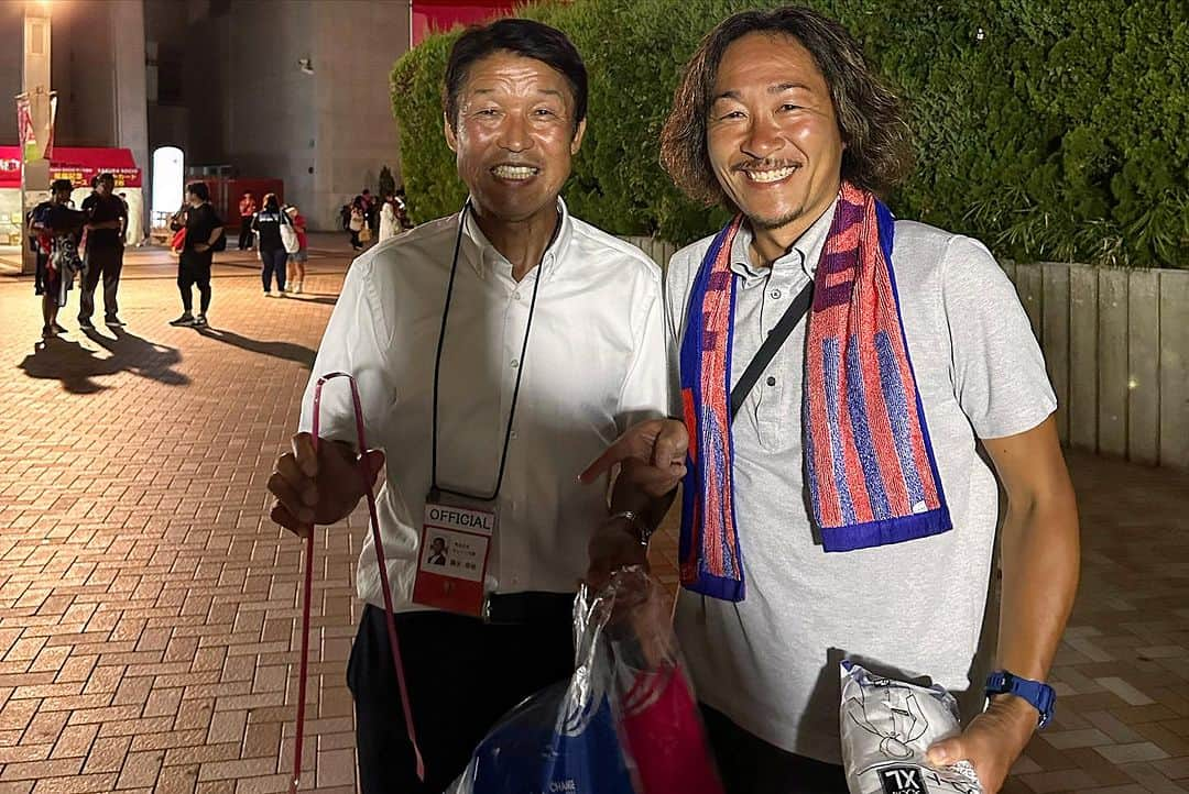 石川直宏さんのインスタグラム写真 - (石川直宏Instagram)「『8月6日』  ・サッカー(スポーツ)を通じて様々なことに関心を持つ。 ・戦争の悲惨さや平和の大切さについて意欲的に学ぶ。 ・ピースメッセンジャージュニアとして学んだことや感じた　　ことを多くの人に伝える。  戦争や平和について学びを深め、その成果や平和への想いを広く市民へ発信する【ちょうふピースメッセンジャージュニア】と、大阪・広島の1泊2日を共にしました🤝  広島に原爆が投下された8:15 に調布市役所で黙祷。  電車を乗り継ぎ新幹線で大阪へ。  ピース大阪国際平和センターでセレッソ大阪の皆さんと合流し平和学習。  スタジアムに移動し試合観戦⚽️  終了後ホテルに宿泊し、翌朝広島へ移動。  平和記念公園へ向かい、ガイドさんの案内の元、現地に身を置き体感しながらの平和学習。  ピースメッセンジャージュニアのメンバーがそれぞれの感度で受け取った想いを、今後の事後学習や発表でどの様に表現してくれるか楽しみです✨  #8月6日 #原爆の日 #ちょうふピースメッセンジャージュニア #Chofu #調布 #平和事業 #jleague #Jリーグ #セレッソ大阪 戦 #勝矢寿延 アンバサダー #fctokyo #FC東京 #Tokyo #東京 #東京が熱狂 #渋谷不動産エージェント  #FC東京ファミリー #fctokyoclubcommunicator  #FC東京クラブコミュニケーター #NaohiroIshikawa #石川直宏」8月8日 22時50分 - sgss.18