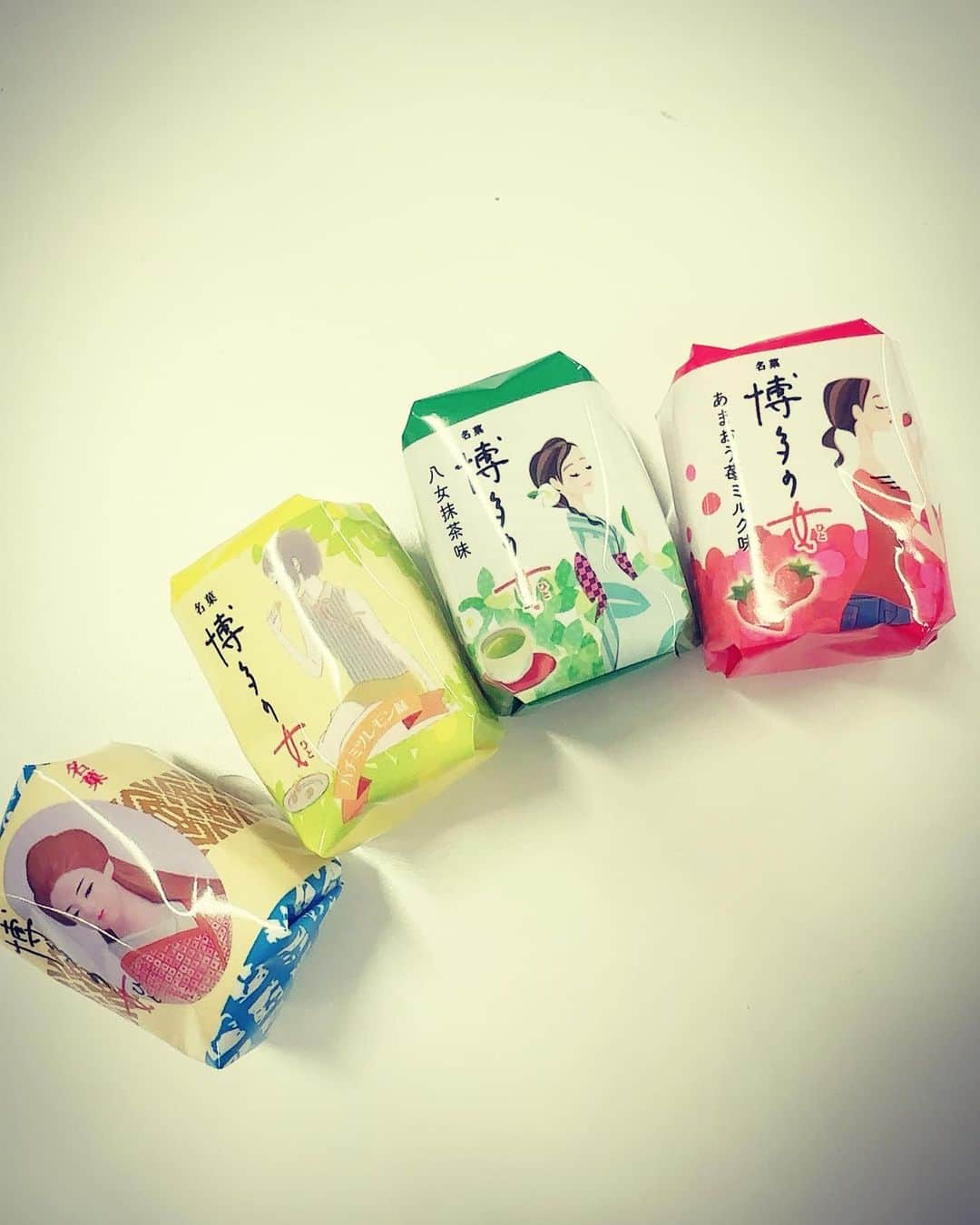 新垣泉子さんのインスタグラム写真 - (新垣泉子Instagram)「台風が心配ですね。  さて、博多土産の定番、ニ鶴堂の『博多の女(はかたのひと)』 バームクーヘンと羊羹の組み合わせが美味しいですよね☆  実は色んな味があります☆  どれも美味しいけど、今の時期におススメなのは、黄色の『ハチミツレモン味』☆  お味も爽やかテイストで、包みのデザインも夏服ショートカットの博多の女で、こちらも爽やかで可愛いです☆  #博多土産 #博多定番土産  #博多の女 #ニ鶴堂 #プレーン #あまおう苺ミルク味 #八女抹茶味 #ハチミツレモン味」8月8日 23時02分 - motoko.arakaki