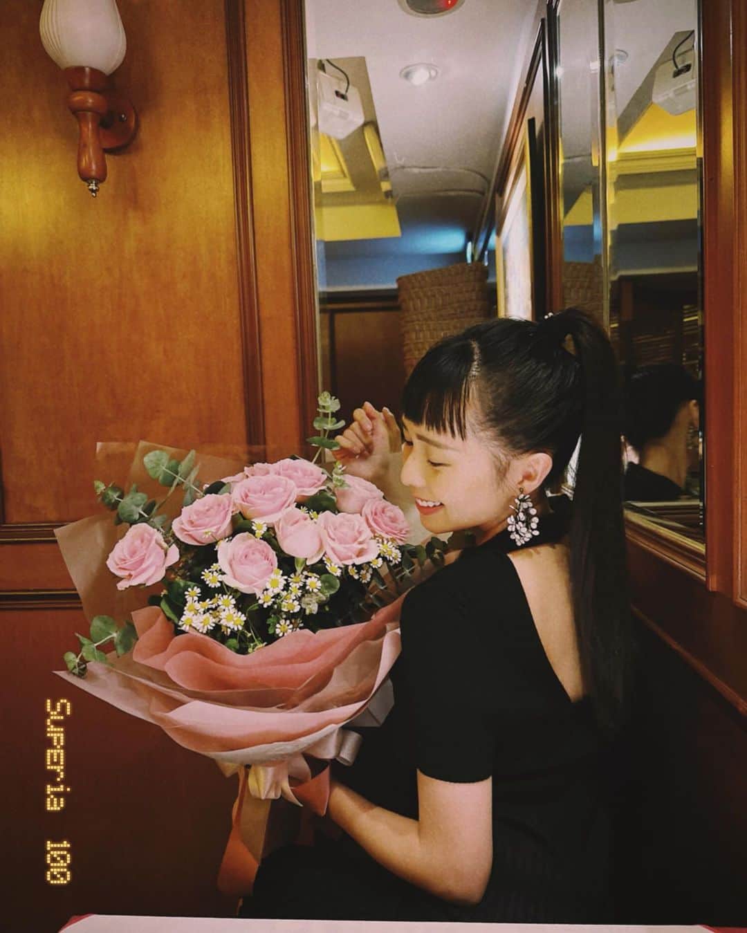 Dewi Chienのインスタグラム：「💐大會報告：  每個月固定送花的習俗賴先生目前還沒忘記，前陣子收到12朵的花才發現一年居然又過了⋯花的顏色也又要換了！  時間越久越發現儀式感的重要性，不管是情侶還是夫妻，多少都會為了各種大小事有摩擦，對我來說，溝通重要但生活情趣更是重要，很多時候都是彼此間最好的潤滑劑。  謝謝賴先生🖤繼續努力邁向第四年👫🏻」