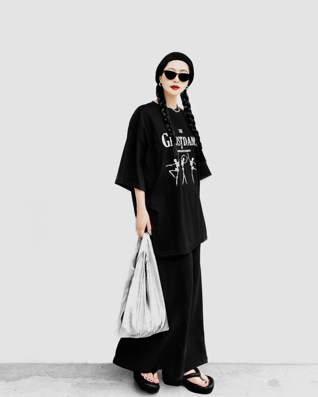 lve_xxxxのインスタグラム：「. . ☠️🩰  GHOSTDANCE over T-shirt  Aiselect ( @lveu.official ) 2023.08.13 20:00〜  ｶﾞｲｺﾂﾊﾞﾚﾘｰﾅTee!! これめっちゃお気に入りで 周りからの評判も◎  ﾘｱﾙに皆んな狙ってくれてて、  ﾕﾆｾｯｸｽで御座います！ ﾊﾟｰﾄﾅｰさんとｵｿ こちら、良きやないでしょか？←  袖丈着丈長めのｵｰﾊﾞｰｻｲｽﾞ 体型ｶﾊﾞｰ抜群👍  マジでお気に入りで ｽﾄｯｸ買いすると決めてます✌️✧  ﾋﾟﾝｸの色味もかわいいんよ 🩷←この色！笑  ﾋﾟﾝｸだけどﾌﾟﾘﾝﾄの絵柄で 甘くならずに着ていただけます🩰✧  甘辛MIXですな😏(違う  ﾘｱｸｼｮﾝお問い合わせ結構頂いてるので 人気が予想されます☺️ ﾁｪｯｸの程、宜しくお願いしまっす☠️🖤  .」