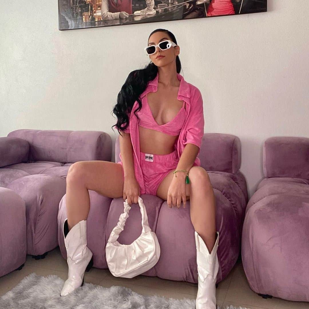 SHEINのインスタグラム：「Well where do you pink you're going? 💗💗💗 Get ready & rosy like @mildred_feuchter with this sassy sweet EZwear set 🔥  🔎 10811904  #SHEIN #SHEINforAll #SHEINstyle #fashion #chic」