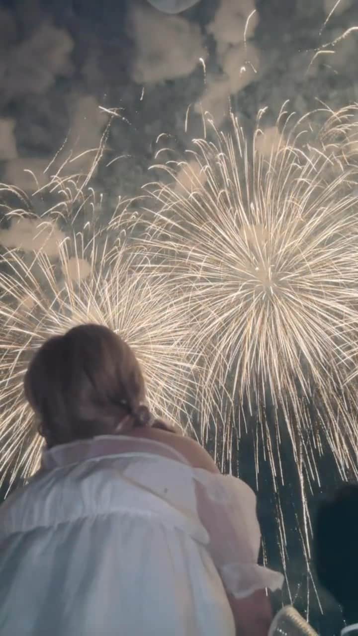 まっぴーのインスタグラム：「📍新潟県　#長岡花火大会2023 🎆  感動をありがとう！！！😭💕✨ 近すぎて首が折れそうやった💦🫠笑  #長岡まつり大花火大会」