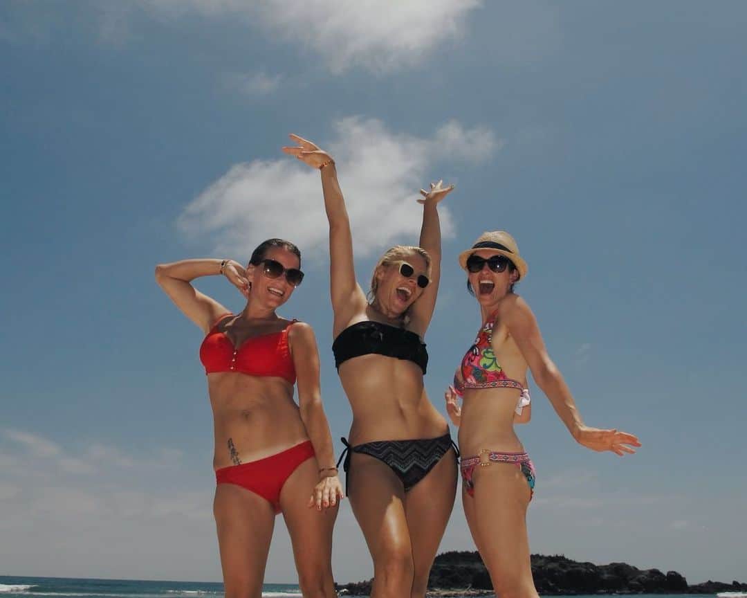 ビジー・フィリップスのインスタグラム：「#tbt 2010 just living our very best lives on a beach in mexico 🏖️ @chrissybchrissy @katecooperserge ❤️」