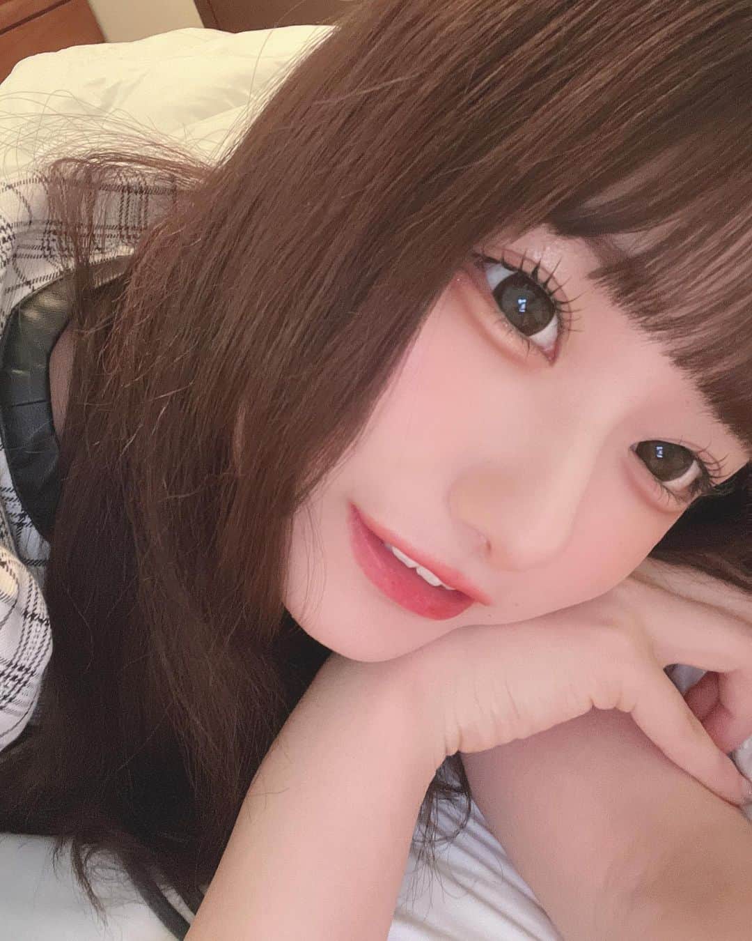 夢実あすかのインスタグラム：「いっしょにごろごろしよ〜ฅ^•ω•^ฅ  ．  ．  #japaneseidol #japanesegirl #idol #instagood #instalike #selca #followforfollowback #selfie #today #ootd #dailylook #instafashion #followme #アイドル前髪 #makeup #今日のコーデ  #アイドル  #アイドルメイク  #メイク  #茶髪女子 #いいね返し #自撮り #自撮り女子 #自撮り界隈 #推してください #ストレートヘア #ぱっつん前髪」