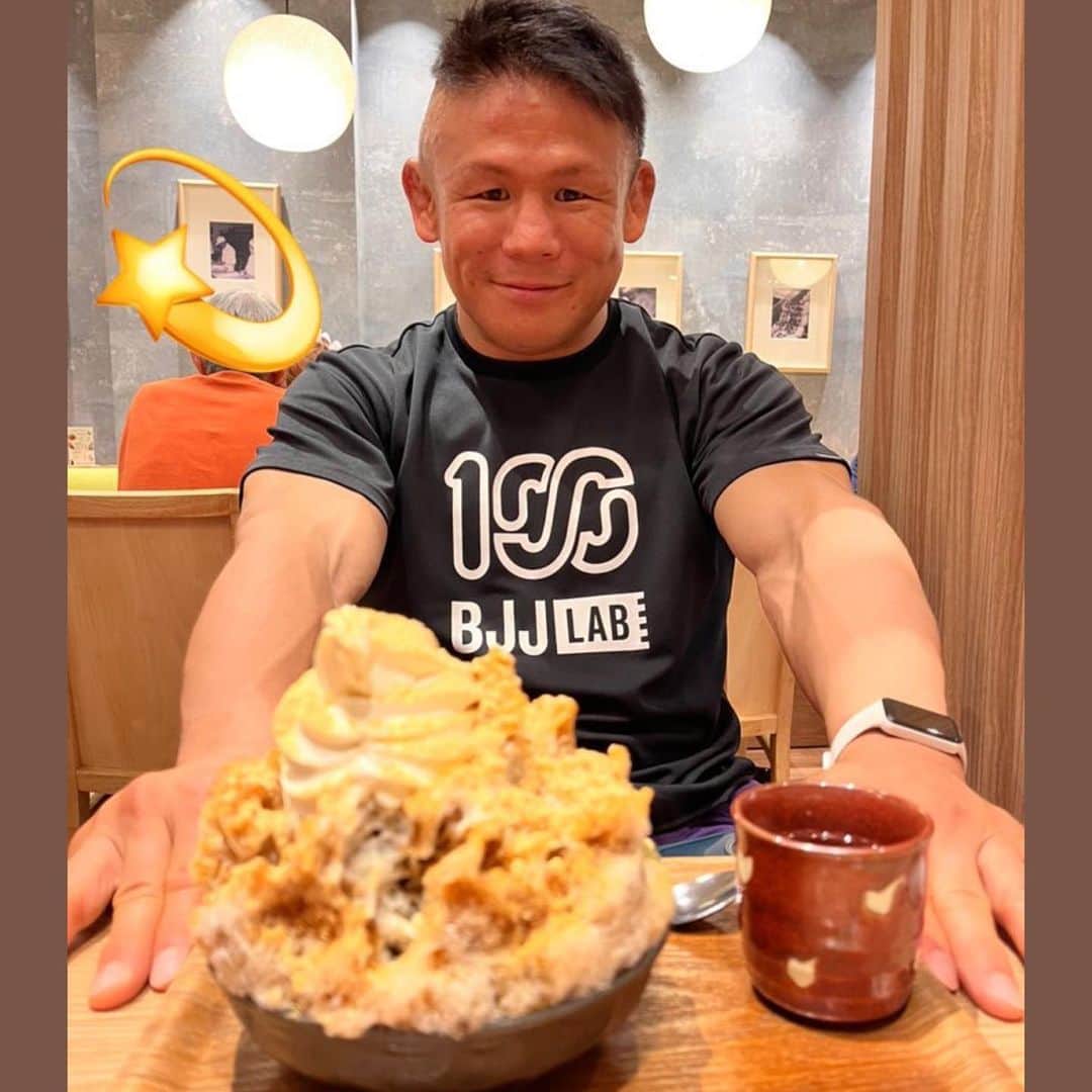 北岡悟のインスタグラム：「ここ二年でカキ氷がだいぶ好きになったけど、そのここ二年で一番美味しくコスパがよいカキ氷でした✨🍧✨ 東京なら、このクオリティのカキ氷は500〜700円、これよりよいお値段のはず🤑 Googleさんのお導きにより、なんばwalkを縦横無尽に歩き、辿り着いて出会い、美味しく頂きました🙏🏽 #甘党まえだ #甘党まえだなんばウォーク店 #甘党まえだなんばwalk店 #黒みつきなこミルク金時クリーム #1020円 #なんばwalk #なんばウォーク #縦横無尽」