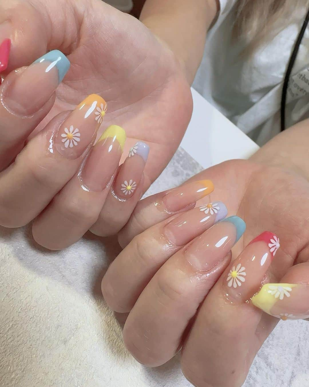 香織さんのインスタグラム写真 - (香織Instagram)「カラフル✨  #nail#スカルプ#バーチャルフレンチ#カラフルフレンチ#フレンチネイル#大阪ネイルサロン#岸和田ネイルサロン#岸和田」8月8日 23時08分 - kaorin47