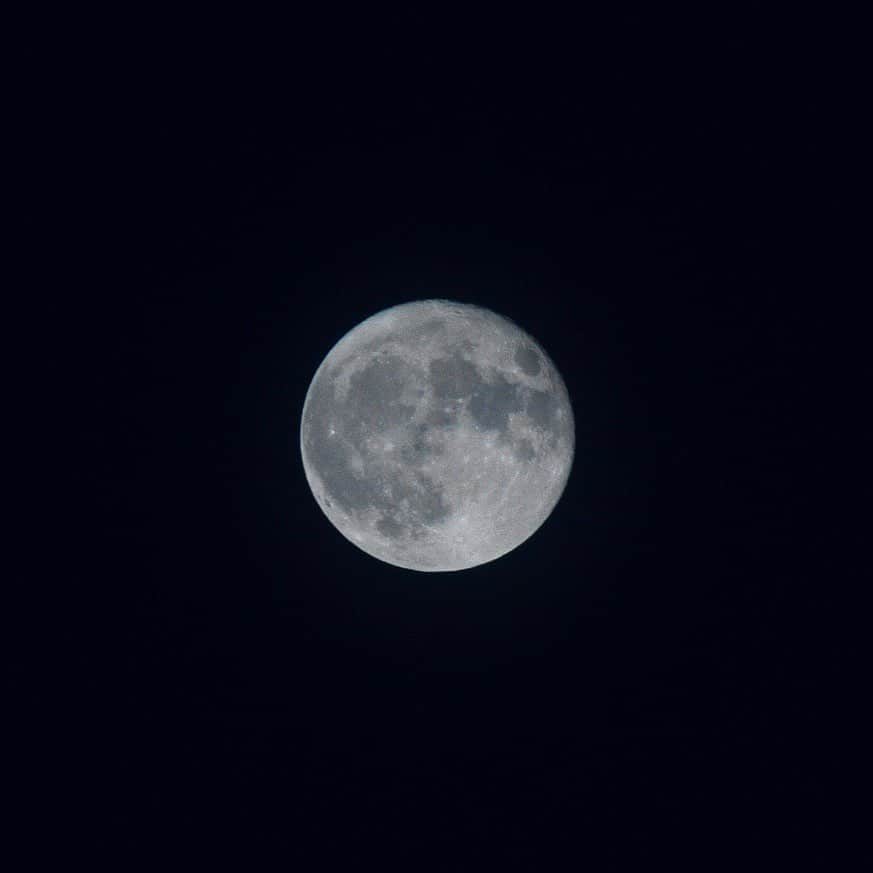 相羽瑠奈のインスタグラム：「Sturgeon Moon 🌝  8月に入ってから夏風邪にやられてずっと体調不良だったけど、ようやく治りそう。熱が下がったからって、無理してはいけないことが分かりました。。長引いてしまった！完全に治るまで安静にしないと！皆さんもお気をつけて🤧  写真は先日、RONEを発表した8/2に記念に撮った満月 🐇」