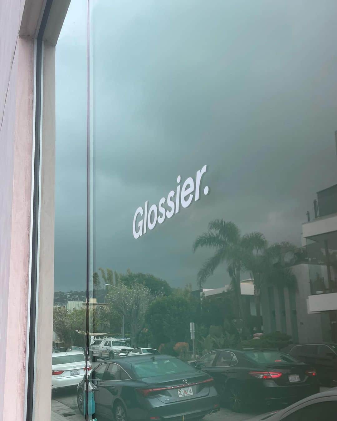 チャン・チュンニンのインスタグラム：「超大一家Glossier實體店真的很可愛 幾年前用過它們的眉液筆、眉膠、精華液 覺得眉液效果蠻好的，很適合拿來化野生眉 上次去本來想買網路評價很高的護唇膏可惜通通都 sold out ！ 後來我還是決定買這小東西 😝  （4月LA的舊照分享）  #TravelholicNing」