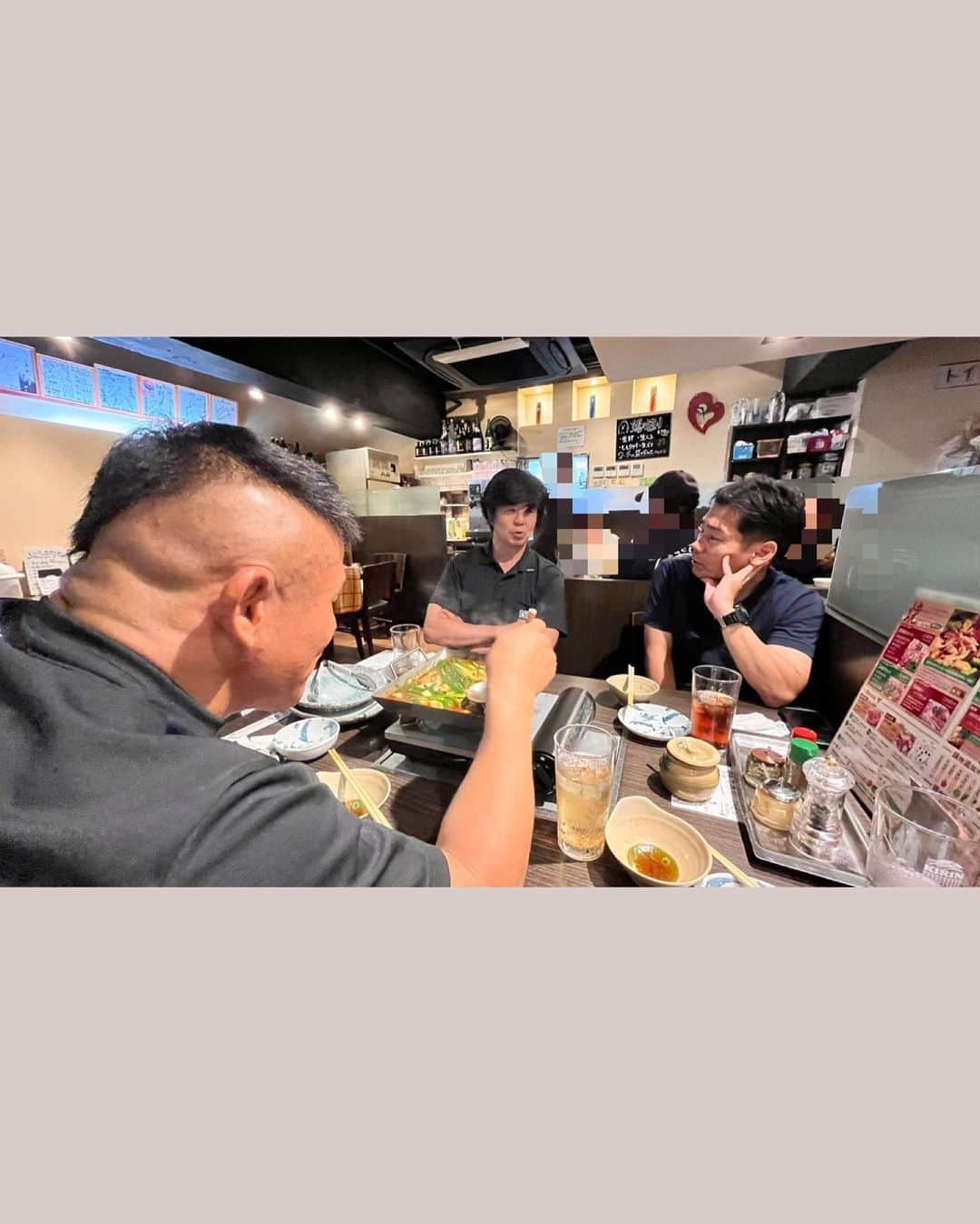 北岡悟のインスタグラム：「8/5(土)夜、遠方に住んでて一番定期的にお食事会してくれる舘師範、三宅さんと、いろいろお祝いのお食事会㊗️😋 "鍋"も"焼き"も楽しめる『とり一番本舗』のなんば店にて🐔🍲🔥 舘師範は試合毎二、三回指導からの食事していますが、三宅さんを交えると更にだいぶ楽しいです。 今回は特に「ありがとうございます」と思いました。 喜んで貰えるように、"勝つ"ということだけでなく、元気で在り続けたいと思いました。 正に引き続き、ガンバリマス。 #とり一番本舗 #とり一番本舗ナンバ店 #とり一番本舗なんば店 #とり一番本舗難波店 #地鶏鉄板鍋」