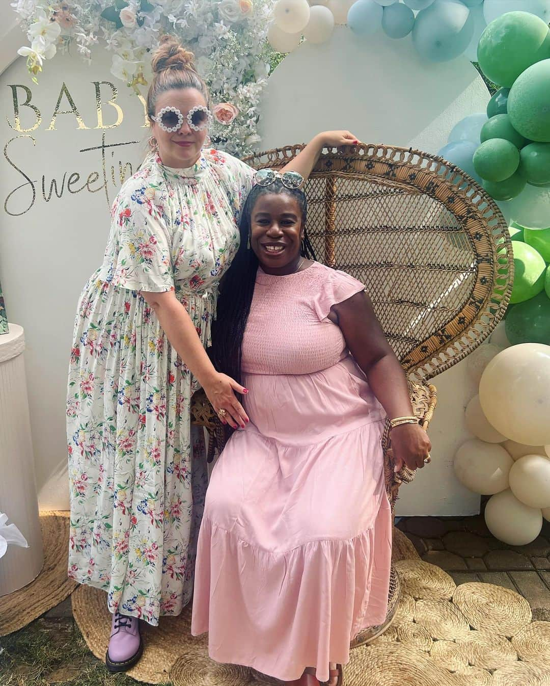 アンバー・タンブリンのインスタグラム：「I loved celebrating one of my favorite women and her beautiful baby bump. Uzo you are going to be the most amazing mom, just as you are the most amazing friend, host and sister in all things joy and good trouble in the world. Congratulations to you and Robert and thank you for letting me crash the kids face painting line. It wouldn’t be a baby shower without at least one adult having slightly too much white wine and asking for fairy sparkles on her face. Am I right? I mean, who among us? 🙋🏼‍♀️🙋🏼‍♀️🐣👶🐣」