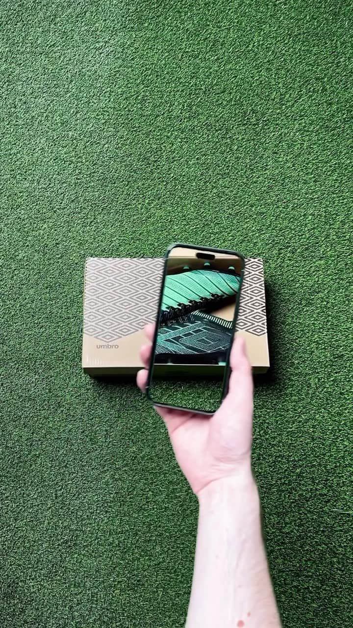 UMBROのインスタグラム：「Maestro’s & magicians. Meet Velocita Elixir 🤝.   On sale 09.08.23.   #umbro #velocitaelixir #sorrynotsorry #thisisourgame」