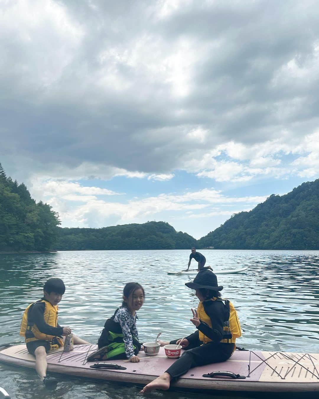 齋藤愛さんのインスタグラム写真 - (齋藤愛Instagram)「とにかく美しい湖で Supをした日のこと。 気持ち良かったね〜🌳 (岸に着いてから食べたカップラーメン🍜🍺も最高だった) 大自然と共に透き通る湖の色が とーーーーっても幻想的で良き夏の思い出になった。」8月8日 23時16分 - ai___saitoo