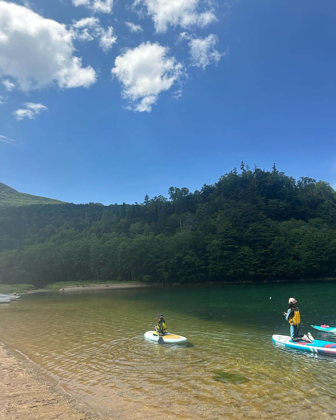 齋藤愛のインスタグラム：「とにかく美しい湖で Supをした日のこと。 気持ち良かったね〜🌳 (岸に着いてから食べたカップラーメン🍜🍺も最高だった) 大自然と共に透き通る湖の色が とーーーーっても幻想的で良き夏の思い出になった。」