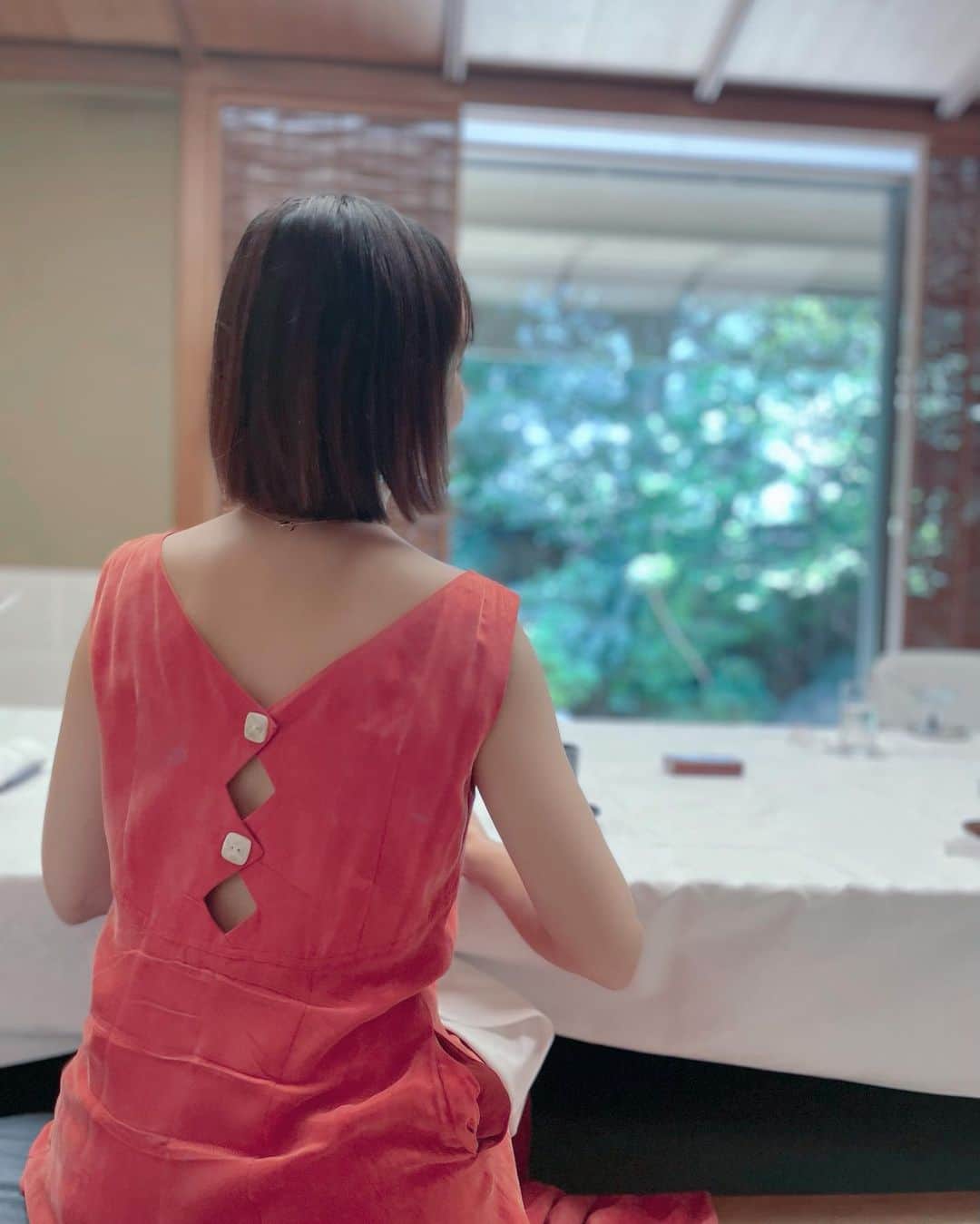 乙黒えりのインスタグラム：「夏のご挨拶へ 素敵な器と和食に癒される〜🥰 お庭を舞う蝶々も優雅で素敵な時間でした。  先週末、車屋さんで憩いの時間。  毎日子供に宿題〜！水筒〜！お弁当〜！とか時間〜！寝る準備〜！とかだいたい同じこと言うの10回目くらいでキレるっていうルーティンが出来てきた夏休み🌻 まだまだ先は長いよw  #和食#癒し時間#子供も一緒に#ご挨拶へ」