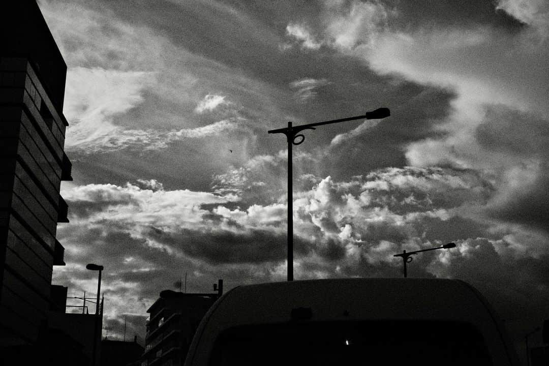 角田美喜さんのインスタグラム写真 - (角田美喜Instagram)「昨夜は公開収録ありがとうございました🎵今日はお仕事&レッスン日でした🥁劇的な雲が続きます☁️ #xe4  #雲」8月8日 23時18分 - drumittan