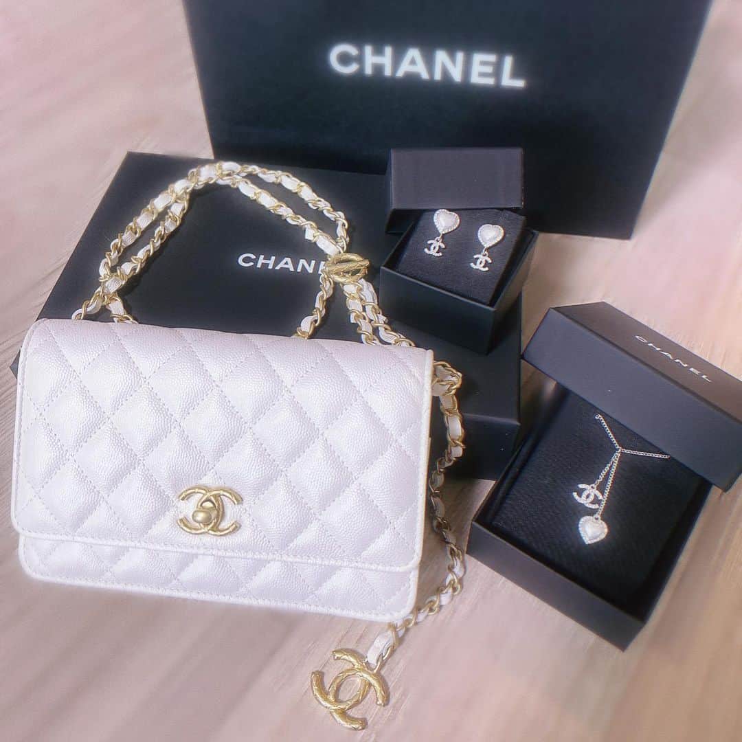 えみ姉のインスタグラム：「ㅤ ㅤ 一粒万倍日におろしたもの♡♡♡ ㅤ CHANELが一番好き。 ㅤ ㅤ  ㅤ#chanel #シャネル #一粒万倍日」