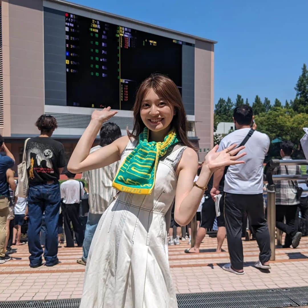 芥田愛菜美さんのインスタグラム写真 - (芥田愛菜美Instagram)「. 7月30日 グリーンチャンネル【中央競馬全レース中継 】 新潟競馬場の中継リポーター担当しました。  オープニングでは千直のスタート地点から、 お昼は少し時間に変更もありましたがグルメリポートを。 そして午後はアイビスサマーダッシュに向けて 更に盛り上がる新潟競馬場の様子をお伝えしました🏇  勝ったオールアットワンスは1年ぶりのレースで 見事な復活劇を見せてくれて本当に感動しましたね！ ものすごい勢いで馬群をぬって上がってきた姿、 外らち沿いを走る馬たちの迫力、 その様子を中継でお伝えできたことが 本当に嬉しかったです！  #グリーンチャンネル #中央競馬 #中央競馬全レース中継 #中継リポーター #新潟競馬場 #千直 #アイビスサマーダッシュ」8月8日 23時22分 - mirumiru1019