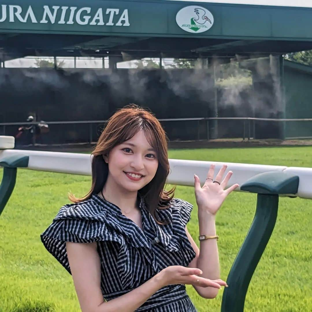 芥田愛菜美さんのインスタグラム写真 - (芥田愛菜美Instagram)「. 7月30日 グリーンチャンネル【中央競馬全レース中継 】 新潟競馬場の中継リポーター担当しました。  オープニングでは千直のスタート地点から、 お昼は少し時間に変更もありましたがグルメリポートを。 そして午後はアイビスサマーダッシュに向けて 更に盛り上がる新潟競馬場の様子をお伝えしました🏇  勝ったオールアットワンスは1年ぶりのレースで 見事な復活劇を見せてくれて本当に感動しましたね！ ものすごい勢いで馬群をぬって上がってきた姿、 外らち沿いを走る馬たちの迫力、 その様子を中継でお伝えできたことが 本当に嬉しかったです！  #グリーンチャンネル #中央競馬 #中央競馬全レース中継 #中継リポーター #新潟競馬場 #千直 #アイビスサマーダッシュ」8月8日 23時22分 - mirumiru1019