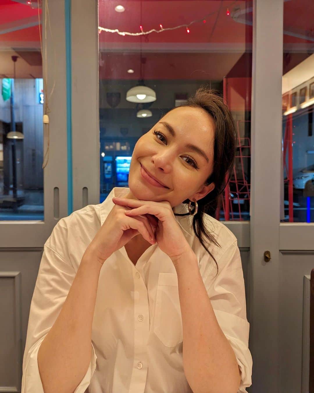シャウラのインスタグラム：「うはー！今日は産休前ラストの撮影を無事終える事ができましたー！💪🏻💪🏻💪🏻なんかまだピンとこないけど、少しの間ゆっくりしたいと思います。今夜はビストロディナーでちょこっと自分にご褒美。あっ、こちらは食事中流れてたちょっとダサ良い曲。なんか気に入った。😂 Finished my final on camera shoot before maternity leave! Mini celebratory dinner at my fav. little bistro. ✨❤️ Now, TIME TO CHILL! 😎 Please enjoy the actual music that was playing at the bistro.😂👍🏻 #産休」