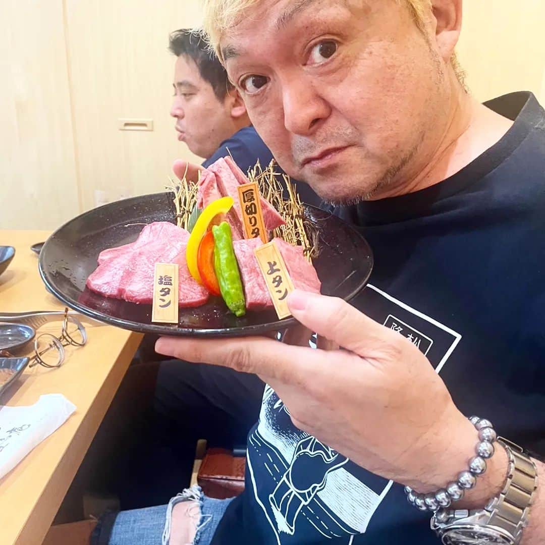松本隆博のインスタグラム：「。⁡ ⁡とっても美味しい焼肉⁡ ⁡でお腹まんぷく、大満足です‼️⁡⁡ ⁡⁡森山会長に会うといつも元気⁡も ⁡頂けます(ﾉ˶>ᗜ​<˵)ﾉ⁡ ⁡元気もりもりスタミナばっちり⁡ ⁡です(ﾉ˶>ᗜ​<˵)ﾉ(ﾉ˶>ᗜ​<˵)ﾉ⁡ ⁡ ⁡肉料理 ⁡但馬庵はなれ⁡⁡⁡ ⁡https://maps.app.goo.gl/QGg4XSuvGH5Eq5MS9 ⁡⁡」