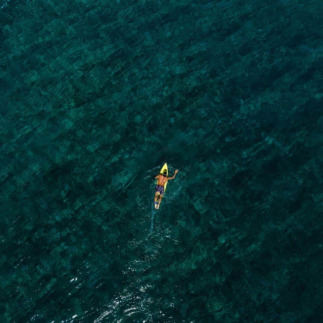 ガブリエル・メディーナのインスタグラム：「After 4 years feels good to be back in paradaiss. I love this place💙   Depois de 4 anos, de volta ao paraiso... eu amo esse lugar. 💙 #Teahupoo 📷 @badboyryry_」