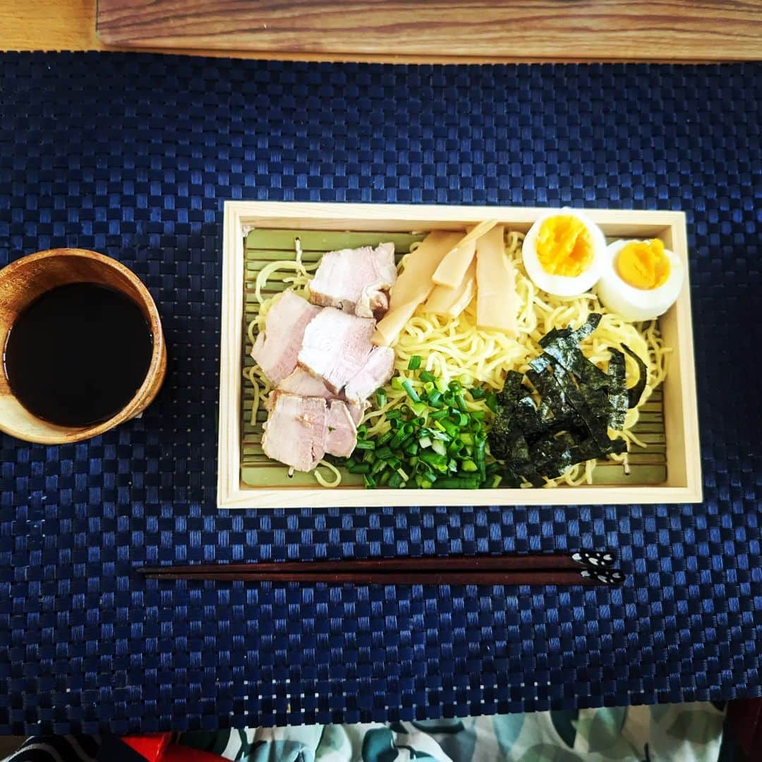 宮田愛子さんのインスタグラム写真 - (宮田愛子Instagram)「ざるラーメンはじめました。 というか今年3回目。 ある日の朝ごはん。食欲なくてもいける！  親友のホットクックが自動的にチャーシューを作ってくれるから、 食卓に登場する回数が格段に増えました✌️  そして、朝はみんな寝ていて静かなので料理するチャンスだ…！」8月8日 23時27分 - miyata.aiko