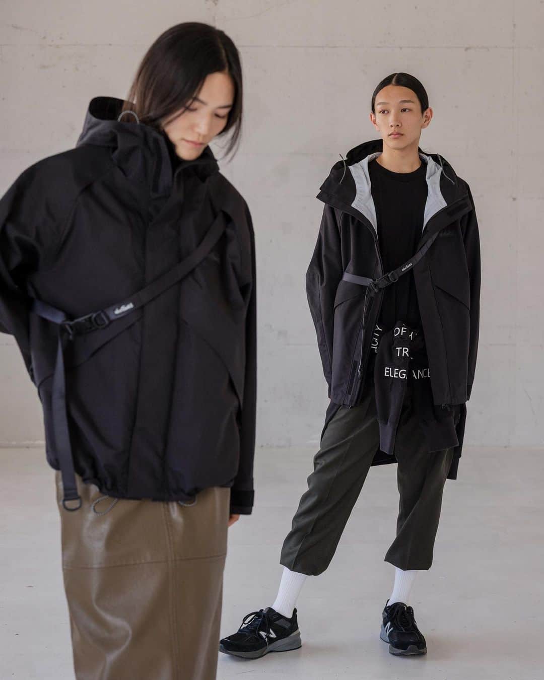 のインスタグラム：「【WILDTHINGS for ADAM ET ROPÉ 2023 AUTUMN WINTER COLLECTION】︎  アダム エ ロぺのアウターの中でも、数シーズンに渡り展開し好評を博している「WILD THINGS」との別注デナリジャケット。  年齢・性別・国籍にとらわれず着用可能なシルエット、耐水・防水・防風を兼ね備えた3レイヤー機能、取り外し可能でアクセントとしても存在感を放つツールストラップベルトに加え、今シーズンは表面をマットポリエステル素材に変更し、よりソフトでライトに仕上げた。  WILD THINGSの「LIGHT IS RIGHT (軽くてタフでなければいけない)」というコンセプトを受け継ぎながらも、要所要所のギミックや配色にアダム エ ロぺらしい「モード 」を存分に感じられるアイテムを、ぜひこの秋の一着目の相棒に選んでみては？  -----  KEY ITEM ▪️【WILDTHINGS for ADAM ET ROPÉ】TOOLSTRAP DENALI JACKET ¥42,350 FEMME: #EUL73100 HOMME: #GML13200  -----  PHOTOGRAPHER _YOSUKE EJIMA  HAIR _MASASHI KONNO @ma34hair  MAKE _SHIKIE MURAKAMI @shikiemurakami   MODEL _SOTA @1needm0rebigl0ve  _EIRI KAZAMA @eirikazama  _HYO @hyo_0906 _HINA MISHIMA @hina__mishima _AFEE @afeekasse _YUKO NAGATA @yuko_nagata_   @adametrope  @jadorejunonline  @adametropehomme  @wildthings_jp  #adametrope #adametropehomme  #jadorejunonline #アダムエロペ #adam23aw #wildthings #ワイルドシングス #exclusive #別注 #denalijacket」