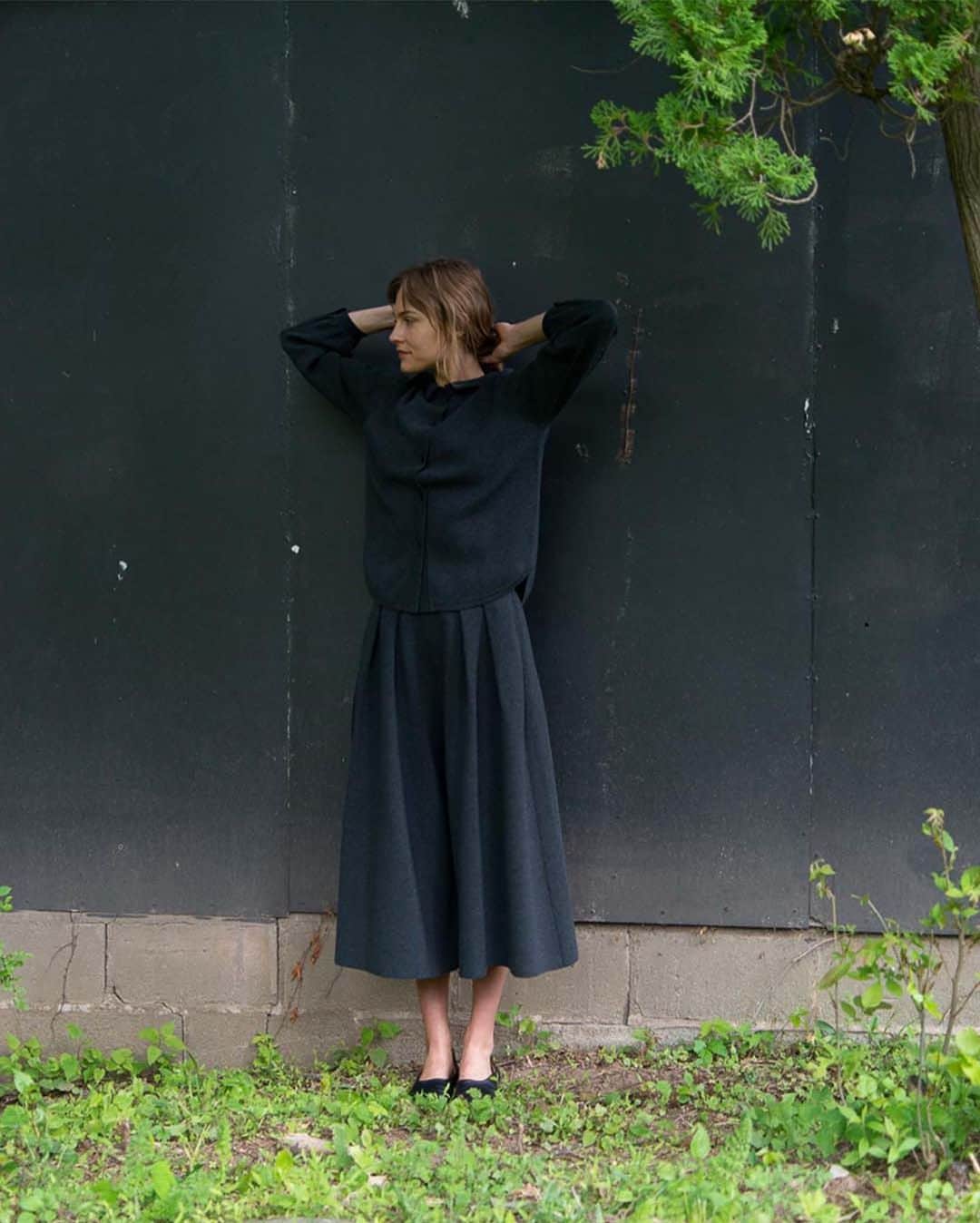 デミリーのインスタグラム：「A studio favorite, the Neeko Shirt pairs perfectly with the elegant and voluminous Riven Pant.」