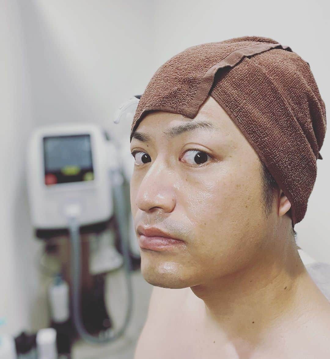 すずけんさんのインスタグラム写真 - (すずけんInstagram)「タオル巻きゴリラです😊  月1メンテナンスでーい🤩🤩  今回もキレイにして頂きましたーー😁😁😁  🦍🦍🦍🦍🦍てかてかつるつるうほうほゴリゴリーーーーのうほのゴリゴリ🤩🤩🤩  次回もよろしくお願いしまーーす🦍🦍🦍🤣  #BIJOU #新宿 #脱毛 #ハイフ #フォト #意識高い系演じてる系男子」8月8日 14時35分 - suzuken119official