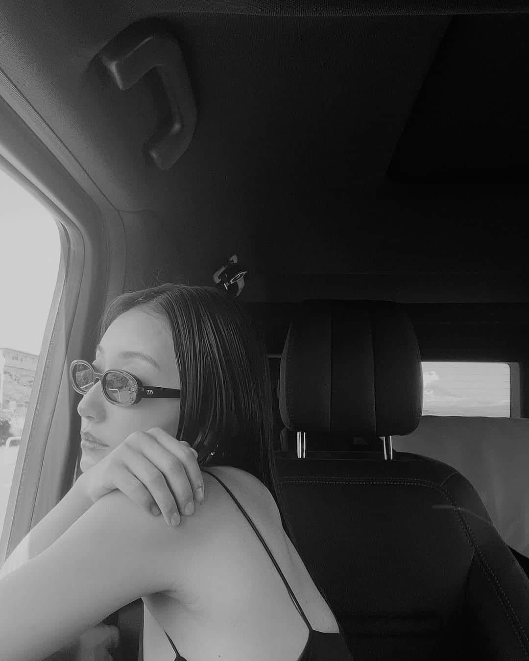 Icumi Oohamaのインスタグラム：「sunglasses @lespecs   車で待ちぼうけ❤︎ 人を待つのってすき。 1人で永遠に時間潰せるタイプです。」
