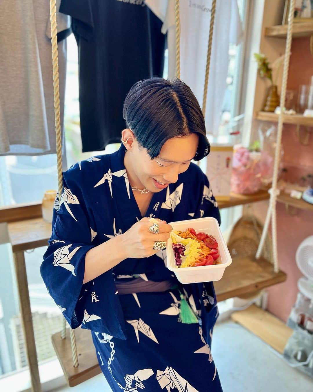坂口涼太郎さんのインスタグラム写真 - (坂口涼太郎Instagram)「🍍💐 @ananas_tokyo_  グッチ・アイの拠点でもあるアナナス1周年おめでとう。 タコライス激うま。 今日はアイコー百円やって。 大盤振る舞い❤️‍🔥 #ananascoffeetokyo」8月8日 14時33分 - ryotarosakaguchi