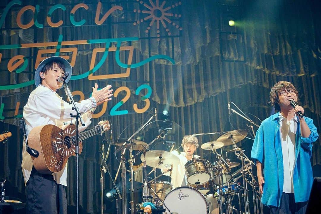 横山祐介さんのインスタグラム写真 - (横山祐介Instagram)「📸2023.8.6🥁※セトリ追加 wacci 夏の東西 Special Live 2023 東京編  【デビュー10周年の締めくくりにお祭りを】 ということで開催の東西ワンマン。 5年ぶりの人見記念講堂でナオト・インティライミさんがスペシャルゲスト。  リハーサルでも感じたけど、本番中に改めて「ナオトさんと同じステージに立ててる」驚きと喜びを噛み締めていました。  一生忘れられない夏が来たね☀️  <setlist> 1.夜を越えて 2.ヒーロー 3.東京ドリーム 4.月のむこう側 5.夏休み 6.別の人の彼女になったよ 7.風 8.恋だろ 9.空に笑えば w/ナオト・インティライミ 10.今のキミを忘れない w/ナオト・インティライミ 11.ひそかに絶好調 w/ナオト・インティライミ 12.大丈夫 13.フレンズ 14.トータス 15.最上級 16.ワンセット En1.東京 En2.宝物 w/ナオト・インティライミ  ２日限りのSpecial Live 次は8/26大阪で川崎鷹也さんをお迎えします。  📸 @sasaharakiyoaki  #wacci #ナオトインティライミ  #gretschdrums  #meinlcymbals  #promarksticks  #evansdrumheads  #drums #drummer #drumlife  #drumuniversity #drumstagram」8月8日 14時49分 - yan_drums_wacci