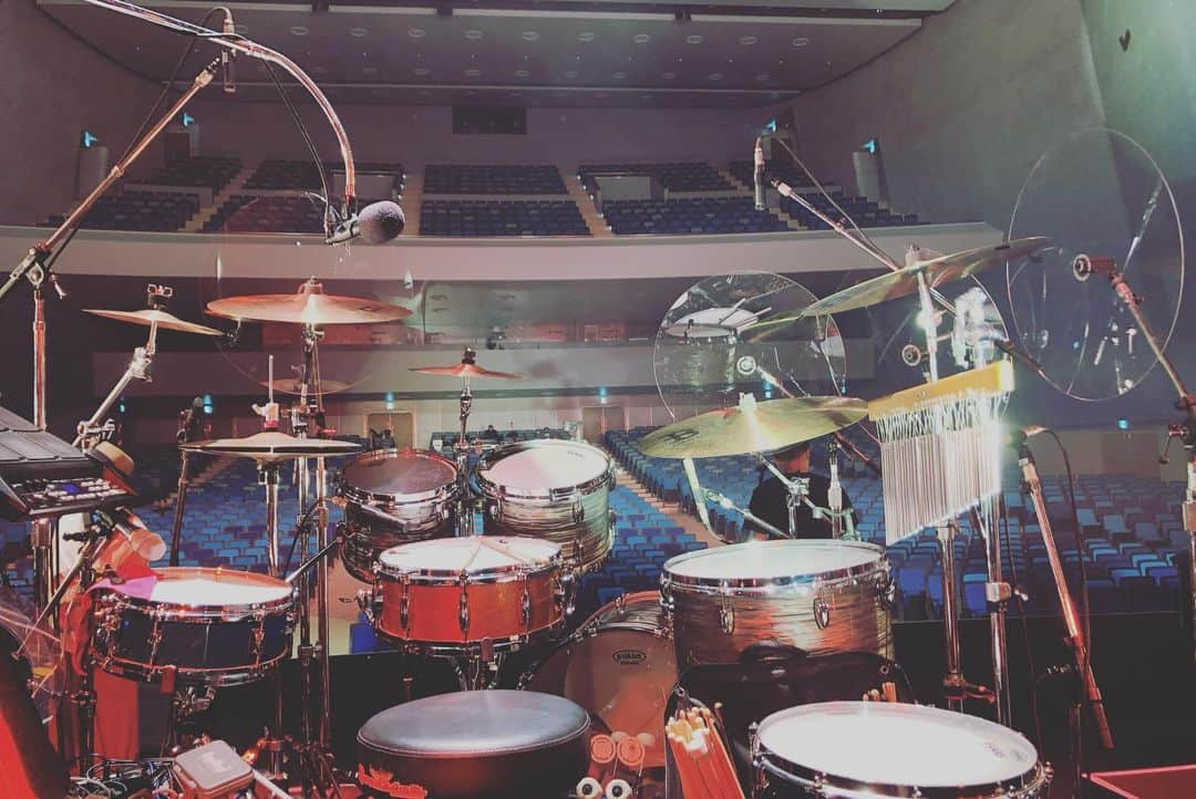 横山祐介さんのインスタグラム写真 - (横山祐介Instagram)「📸2023.8.6🥁※セトリ追加 wacci 夏の東西 Special Live 2023 東京編  【デビュー10周年の締めくくりにお祭りを】 ということで開催の東西ワンマン。 5年ぶりの人見記念講堂でナオト・インティライミさんがスペシャルゲスト。  リハーサルでも感じたけど、本番中に改めて「ナオトさんと同じステージに立ててる」驚きと喜びを噛み締めていました。  一生忘れられない夏が来たね☀️  <setlist> 1.夜を越えて 2.ヒーロー 3.東京ドリーム 4.月のむこう側 5.夏休み 6.別の人の彼女になったよ 7.風 8.恋だろ 9.空に笑えば w/ナオト・インティライミ 10.今のキミを忘れない w/ナオト・インティライミ 11.ひそかに絶好調 w/ナオト・インティライミ 12.大丈夫 13.フレンズ 14.トータス 15.最上級 16.ワンセット En1.東京 En2.宝物 w/ナオト・インティライミ  ２日限りのSpecial Live 次は8/26大阪で川崎鷹也さんをお迎えします。  📸 @sasaharakiyoaki  #wacci #ナオトインティライミ  #gretschdrums  #meinlcymbals  #promarksticks  #evansdrumheads  #drums #drummer #drumlife  #drumuniversity #drumstagram」8月8日 14時49分 - yan_drums_wacci