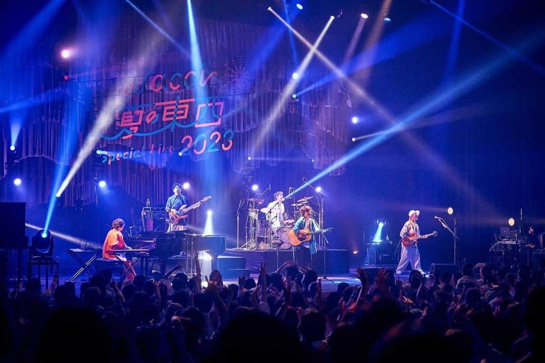 横山祐介のインスタグラム：「📸2023.8.6🥁※セトリ追加 wacci 夏の東西 Special Live 2023 東京編  【デビュー10周年の締めくくりにお祭りを】 ということで開催の東西ワンマン。 5年ぶりの人見記念講堂でナオト・インティライミさんがスペシャルゲスト。  リハーサルでも感じたけど、本番中に改めて「ナオトさんと同じステージに立ててる」驚きと喜びを噛み締めていました。  一生忘れられない夏が来たね☀️  <setlist> 1.夜を越えて 2.ヒーロー 3.東京ドリーム 4.月のむこう側 5.夏休み 6.別の人の彼女になったよ 7.風 8.恋だろ 9.空に笑えば w/ナオト・インティライミ 10.今のキミを忘れない w/ナオト・インティライミ 11.ひそかに絶好調 w/ナオト・インティライミ 12.大丈夫 13.フレンズ 14.トータス 15.最上級 16.ワンセット En1.東京 En2.宝物 w/ナオト・インティライミ  ２日限りのSpecial Live 次は8/26大阪で川崎鷹也さんをお迎えします。  📸 @sasaharakiyoaki  #wacci #ナオトインティライミ  #gretschdrums  #meinlcymbals  #promarksticks  #evansdrumheads  #drums #drummer #drumlife  #drumuniversity #drumstagram」