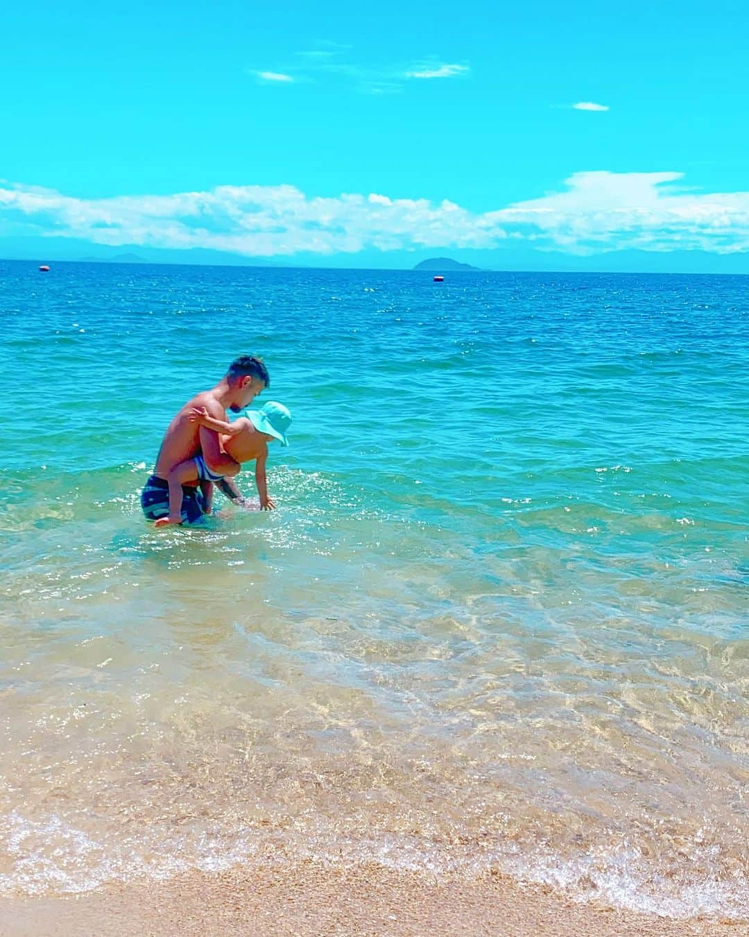 北方大地のインスタグラム：「海に連れて行くのが夏の仕事☀️  #片添ヶ浜海水浴場」