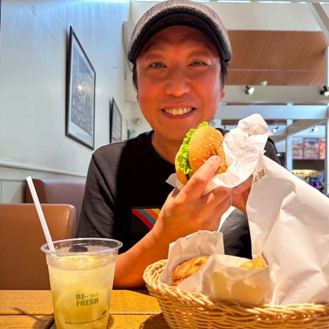 和田青児さんのインスタグラム写真 - (和田青児Instagram)「お仕事終わり 久しぶりに‼️😁 バーガー🍔 いただきま〜す😬  #和田青児 #八雲の空 #八雲町 #北海道 #ハンバーガー #美味しい #癒し #バーガー #와다세이지 #신곡 #일본 #버거」8月8日 14時54分 - seiji__wada