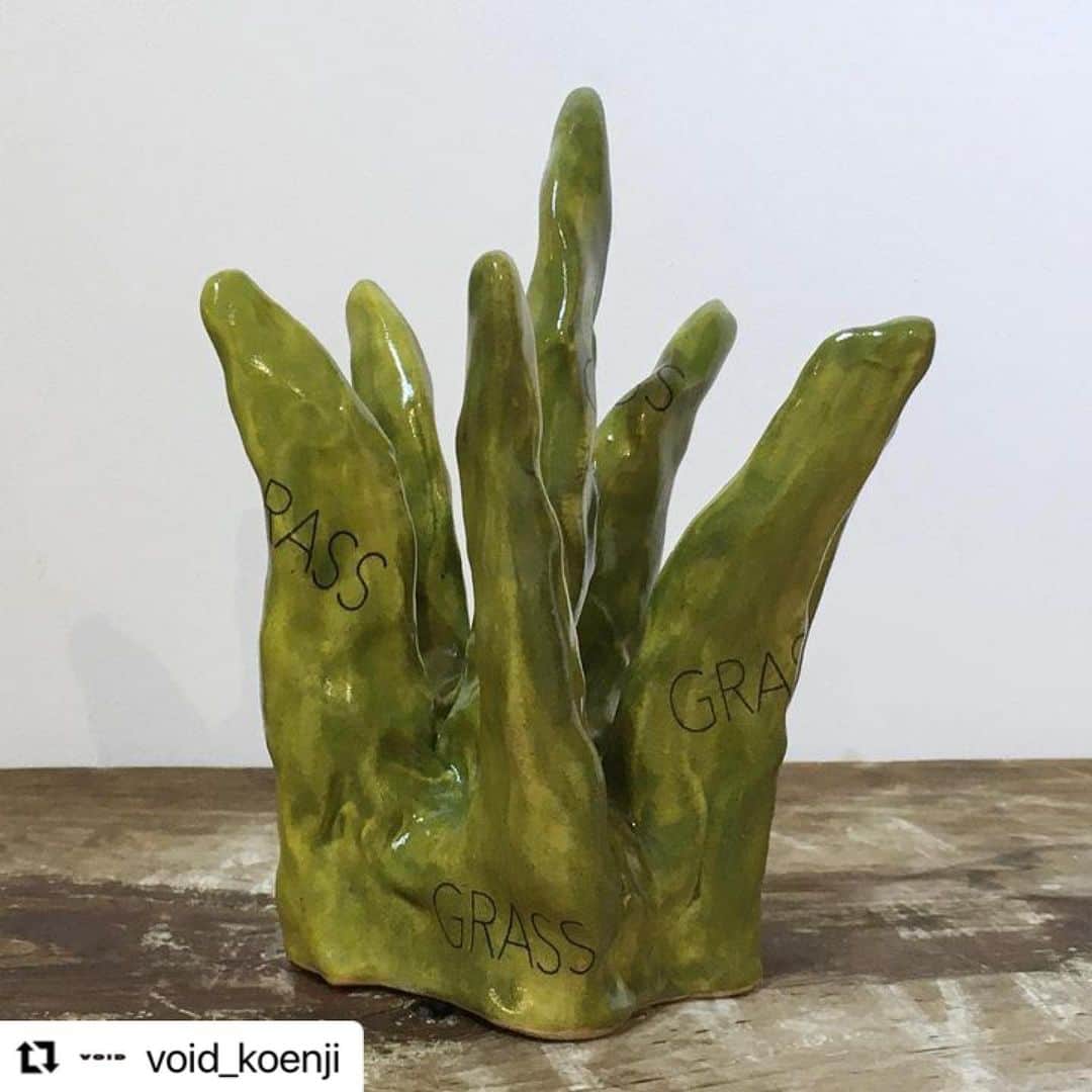 朝倉世界一のインスタグラム：「本日も開催中です🍃  Repost  @void_koenji  ・・・ 【会期8/13(日)まで】  朝倉世界一＆DAISAK 二人展 『新しいリビングへの提案 〜for living new life』  8/8(火)オープンしました。本日は20時まで営業いたします。 @askura1 @daisak_xxl   DAISAKさんの雑草モチーフの陶器作品はオンラインでも販売中です。トップページのリンクよりお進みください。  #朝倉世界一 #DAISAK #japaneseillustration #陶器 #陶芸 #ceramics #雑草 #漫画 #manga #高円寺VOID」