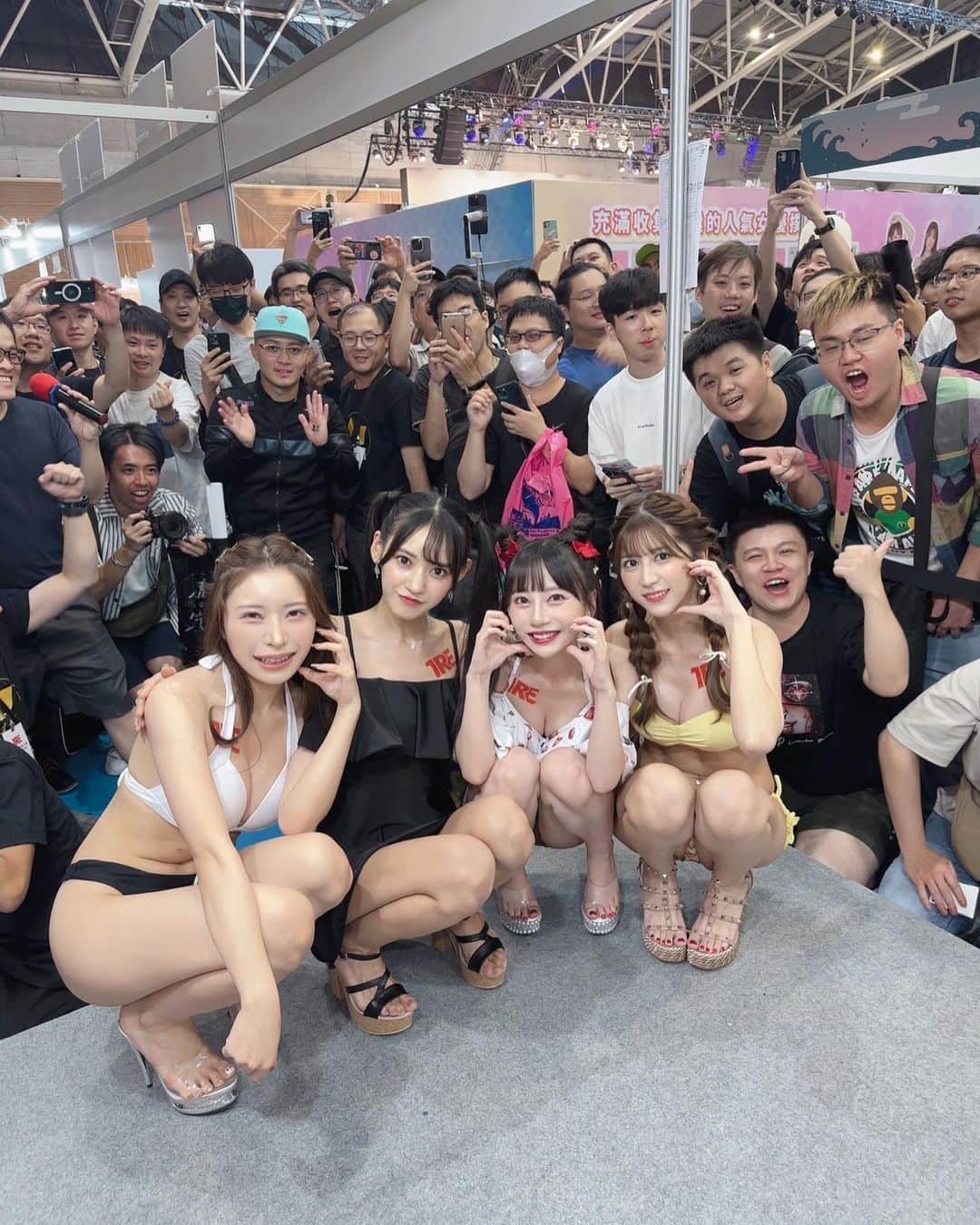 松本鈴香のインスタグラム：「うみちゃんと2人でブースステージ 立ってたらみあちゃんとれおなちゃんも 乱入してくれてみんなで撮れた写真🤍 ⁡ スケジュールもすごくつめつめで 大変だったけどみんなで励ましあって 走りきった3日間でした、、、♡ ⁡ 来てくれたみんなも とっても大変だったと思うし 疲れたと思うからゆっくり休んでね！ ⁡ 思い出といい写真が いっぱい過ぎて載せきれない〜！！！」