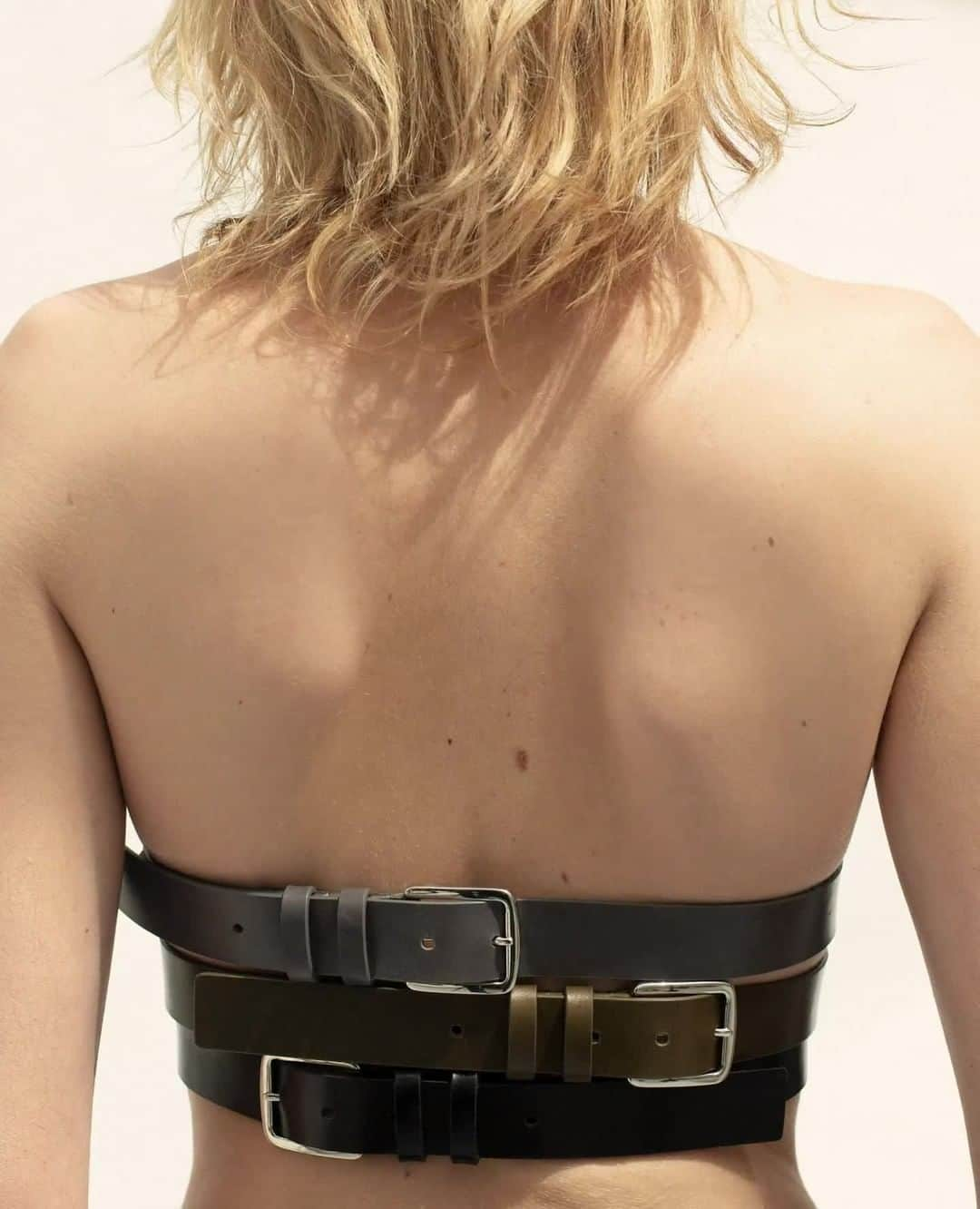 バルバラ ビュイのインスタグラム：「Summer breeze⁠ ⁠ Animation - @berengerevalognes⁠ ⁠ #newco #barbarabui #summerbreeze #leatherbelt #summer23 #newcollection #effortlesschic」