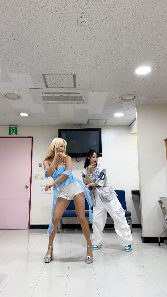 ソユのインスタグラム：「하루 온종일 알로하💙 생각에 댕대댕댕🐶 with #마마무 #문별 @mo_onbyul #소유 #SOYOU #ALOHA #알로하 #ALOHAchallenge #알로하챌린지」